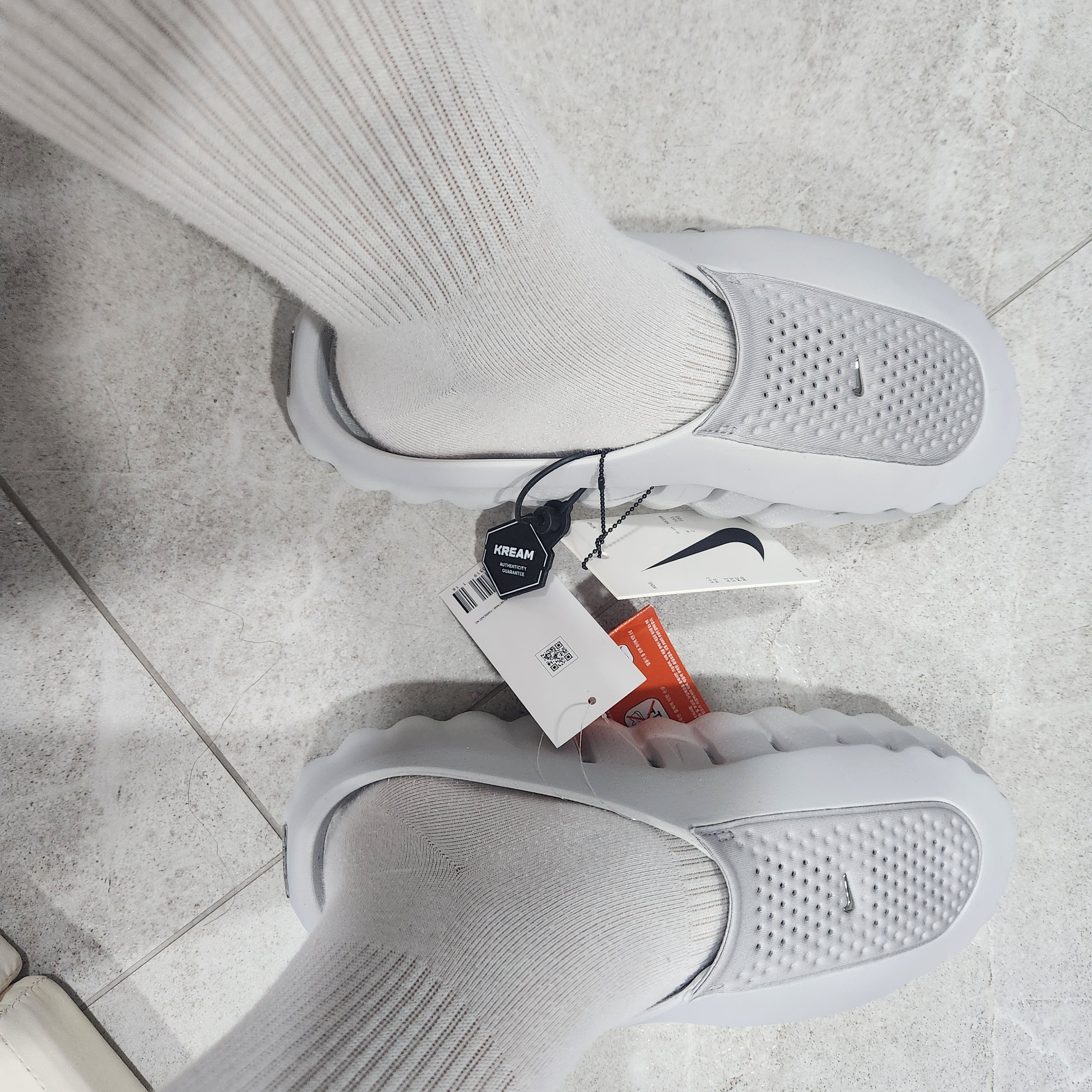 Nike Mind 001 Light Smoke Grey Chrome 착용 스타일 - 2