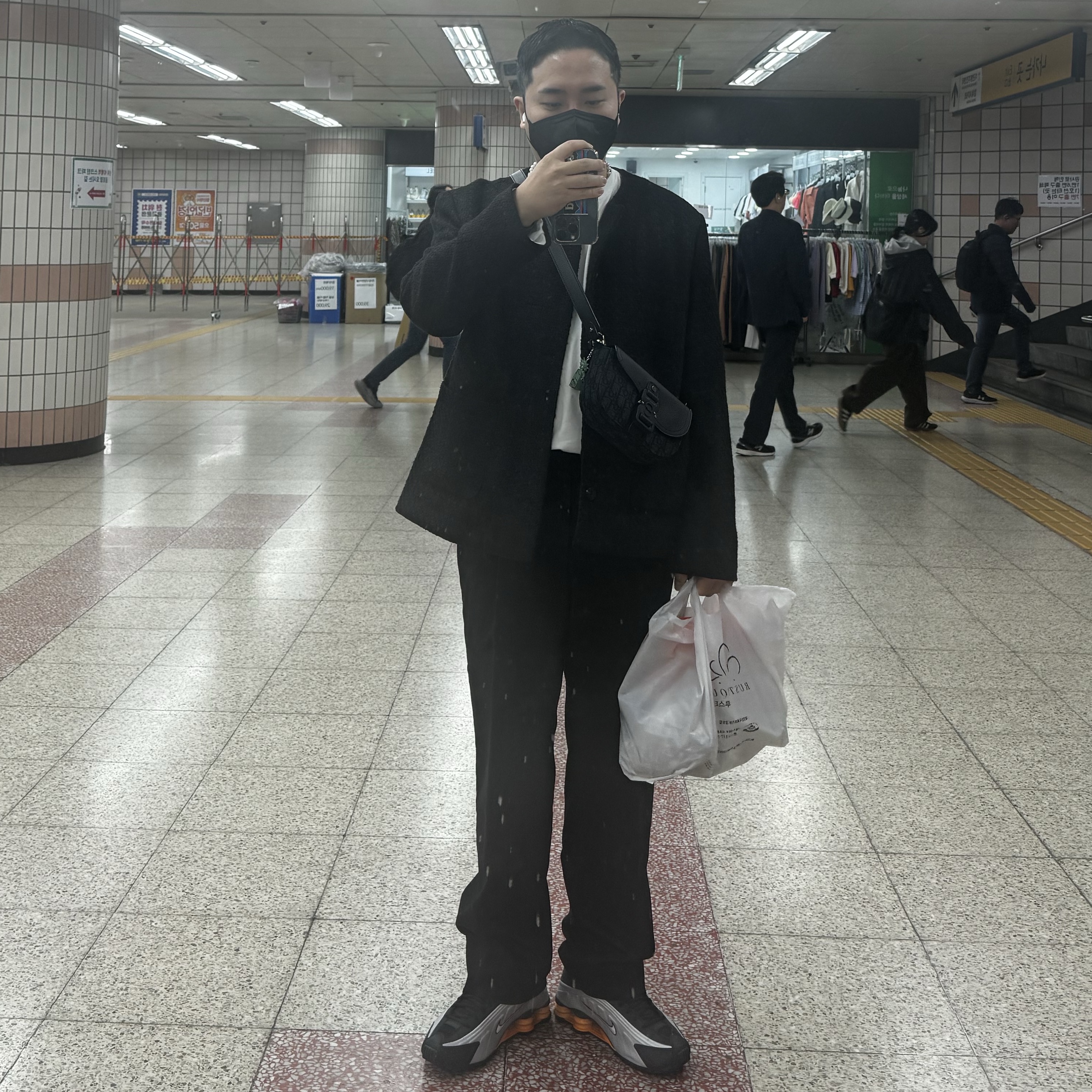 Nike Shox R4 Black Vast Grey, Dior Saddle Pouch with Strap Grained Calfskin Black Dior Oblique Jacquard Black 착용 스타일