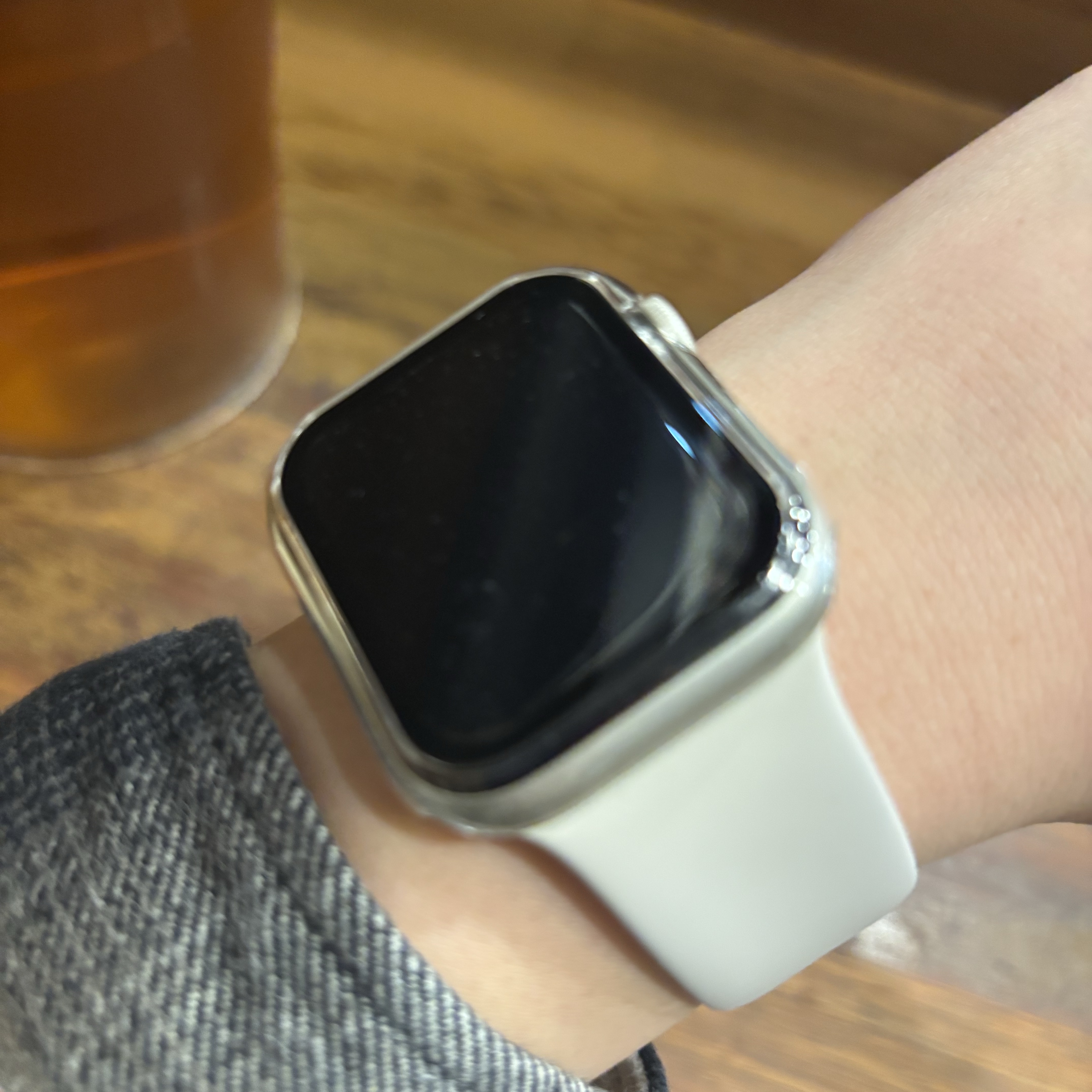 Apple Watch SE 44mm GPS Starlight Aluminum Case with Sport Band Starlight (Korean Ver.) 착용 스타일
