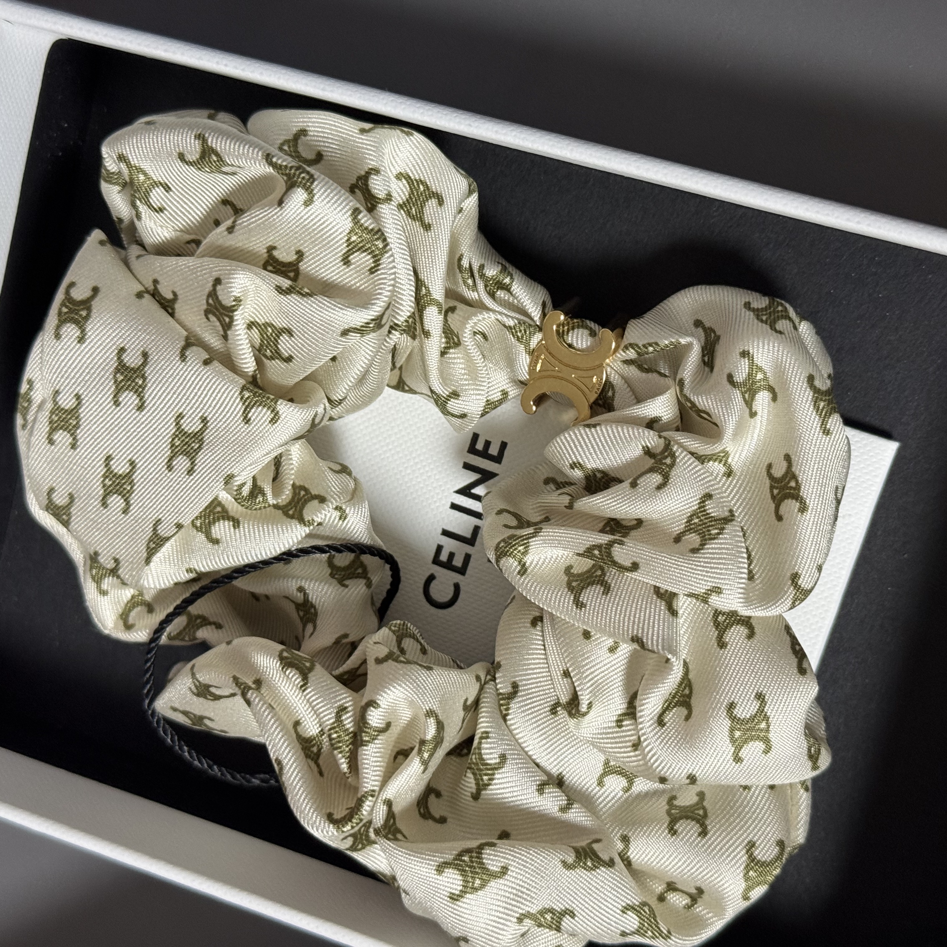 (W) Celine Mini Triomphe Scrunchy in Silk and Brass with Gold Finish Ivory Khaki Gold 착용 스타일
