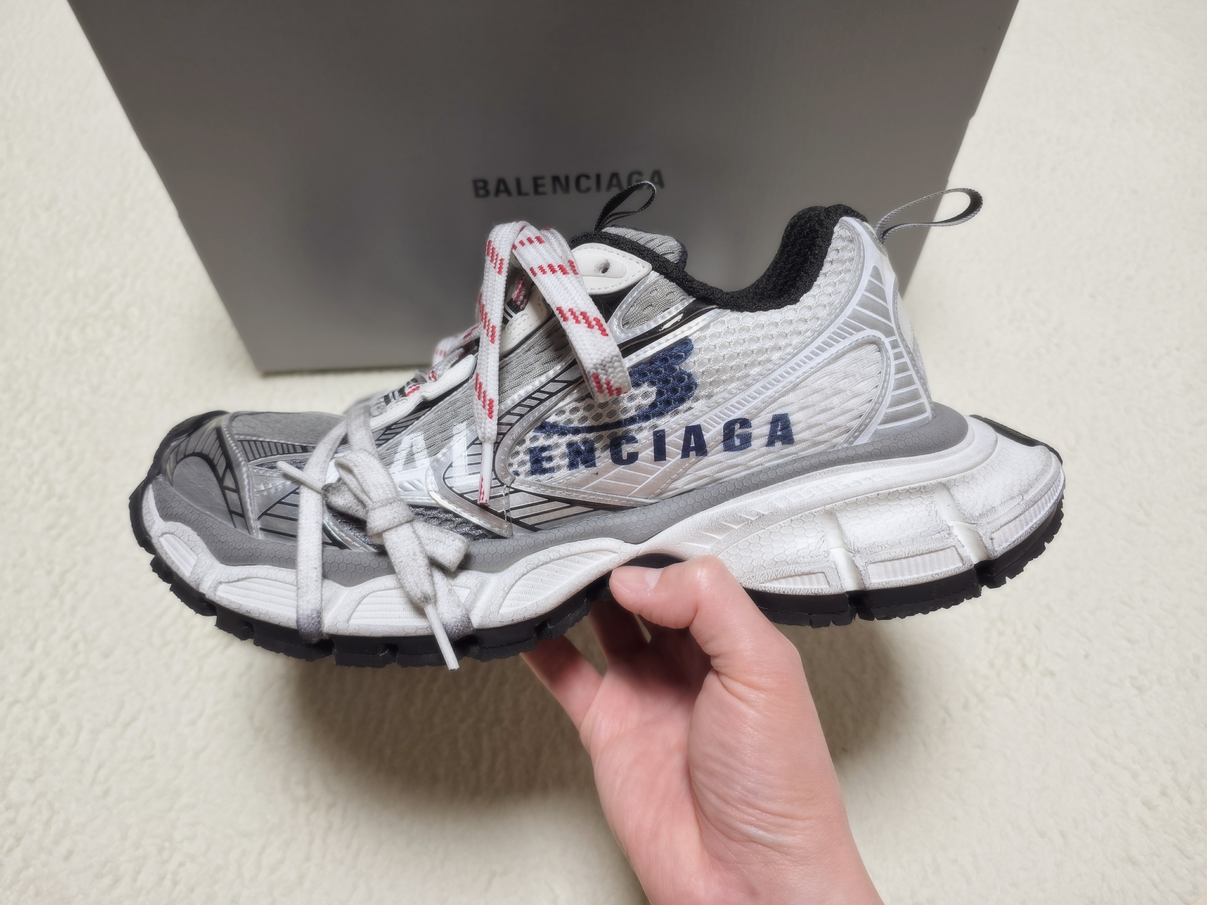 Balenciaga 3XL Split Logo Sneakers White Navy 착용 스타일 - 2