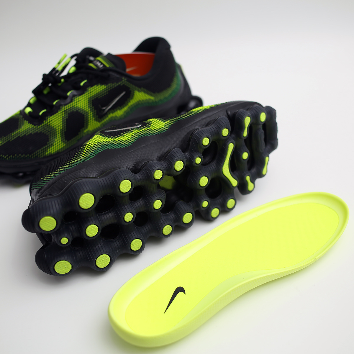 Nike Air Liquid Max Radiant Green and Green Apple 착용 스타일 - 6