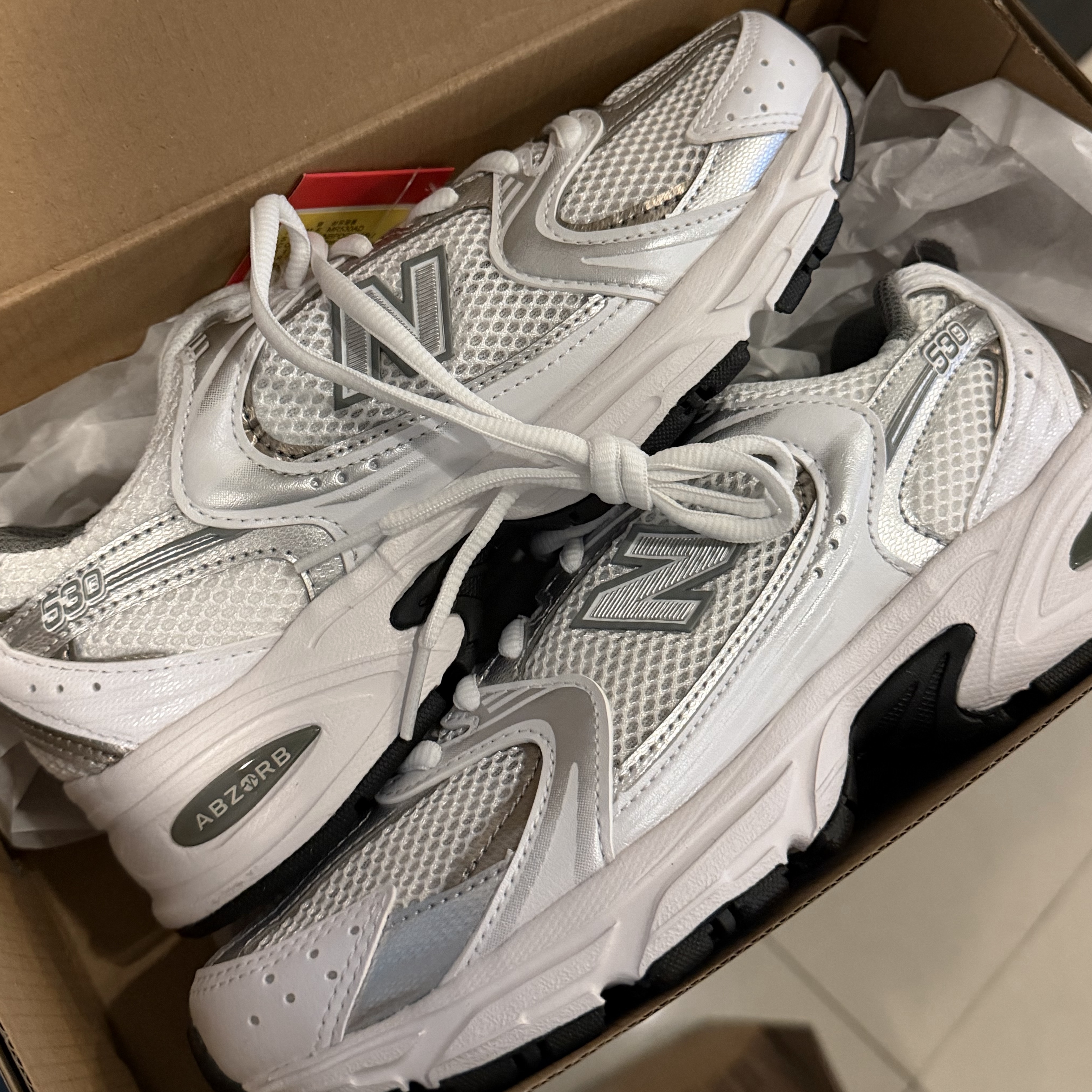 New Balance 530 White Silver 착용 스타일 - 1