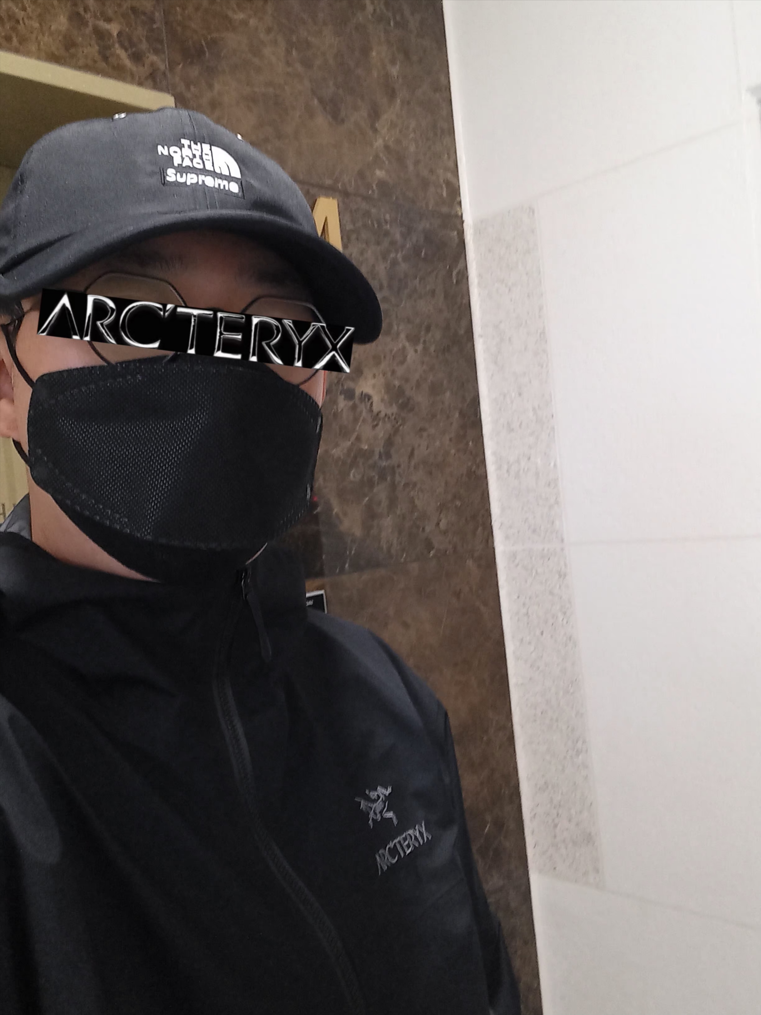 Supreme x The North Face Split 6-Panel Black - 24SS, Arc'teryx Beta Jacket Black 착용 스타일 - 1