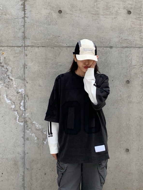 Supreme x MM6 Maison Margiela Cotton Football Jersey Black - 26SS, Supreme Hanes Bones Thermal Crew Natural (1 Pack) 착용 스타일 - 4