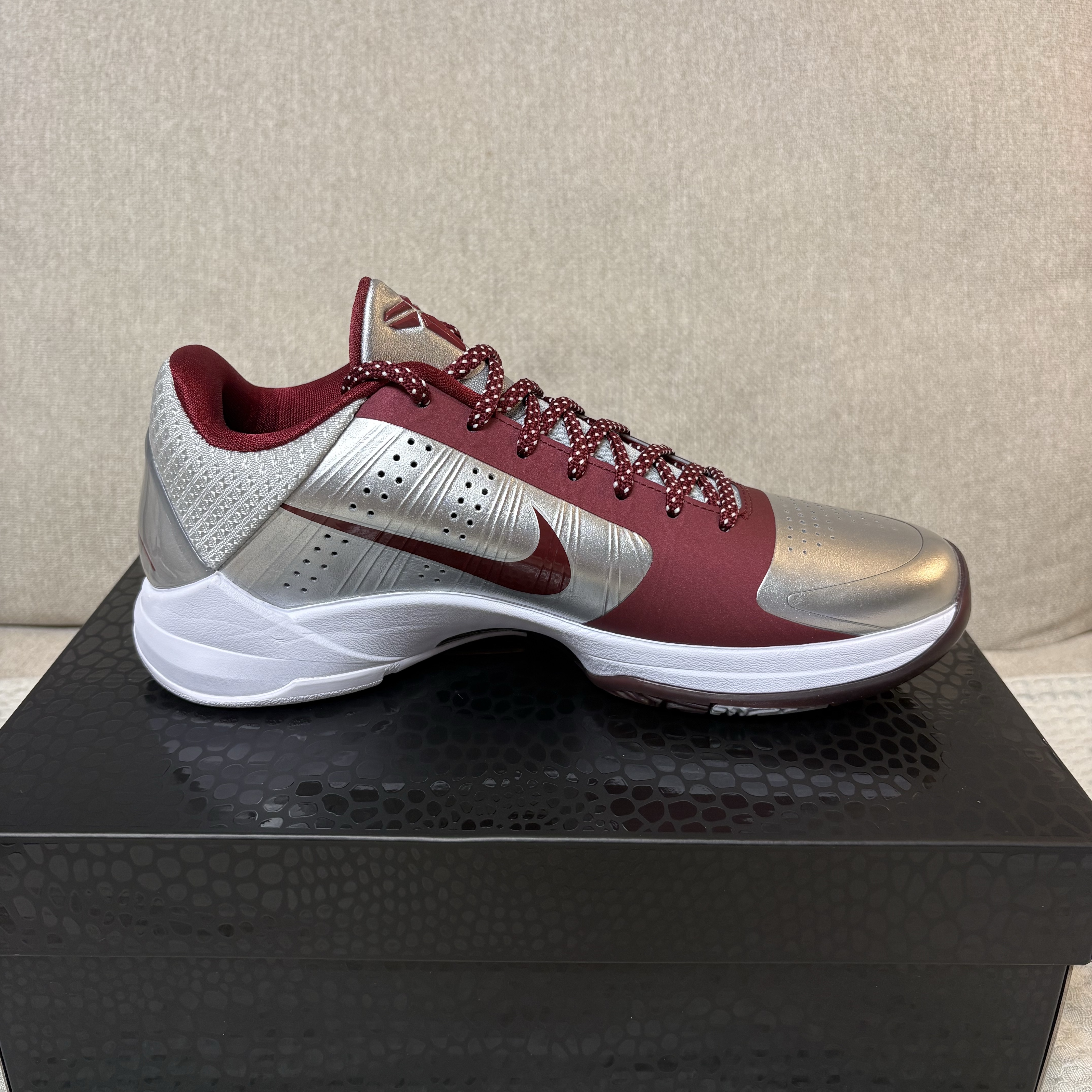 Nike Kobe 5 Protro Lower Merion Aces Away Metallic Silver Team Red 착용 스타일 - 3