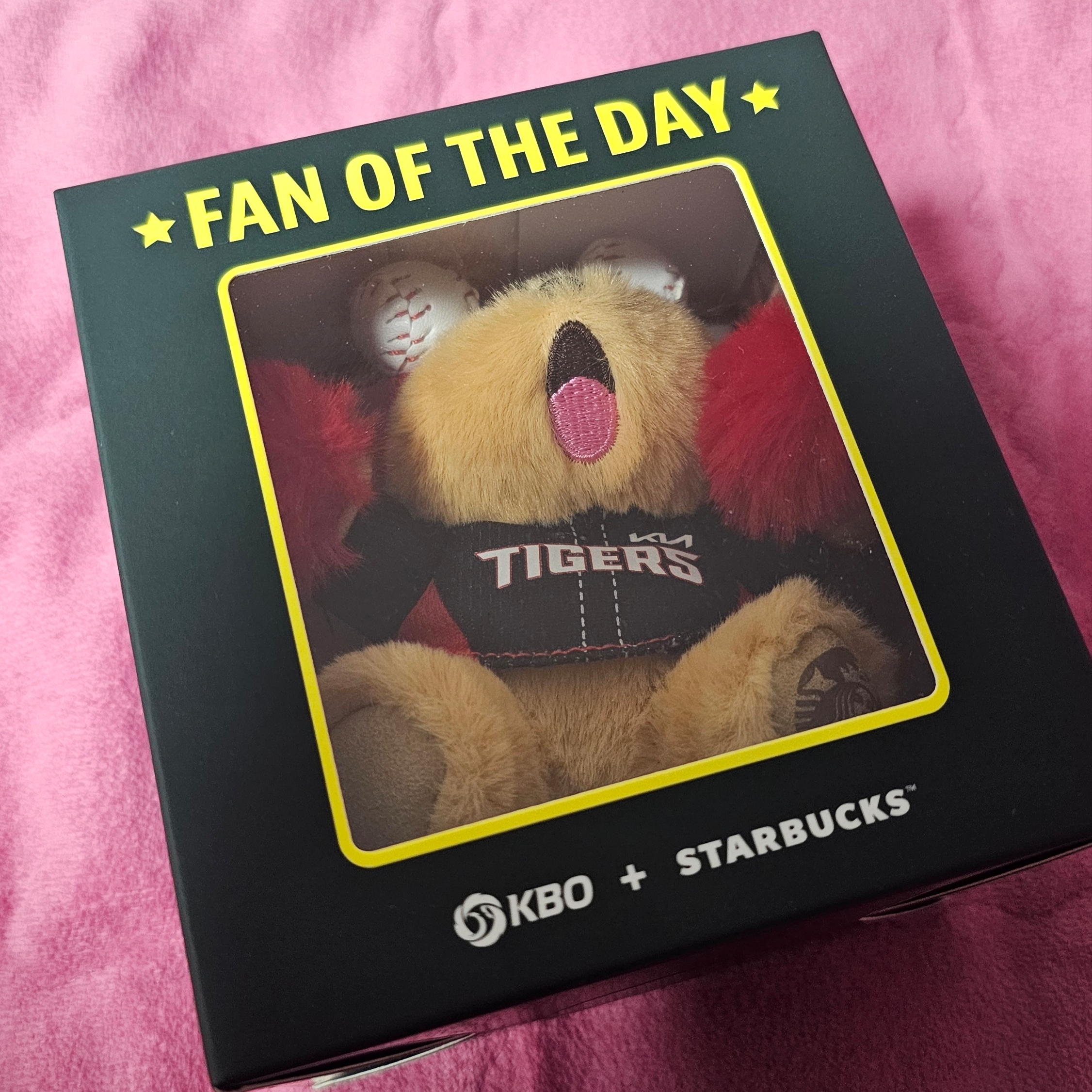 Starbucks x KBO Tigers Bearista Keychain 착용 스타일