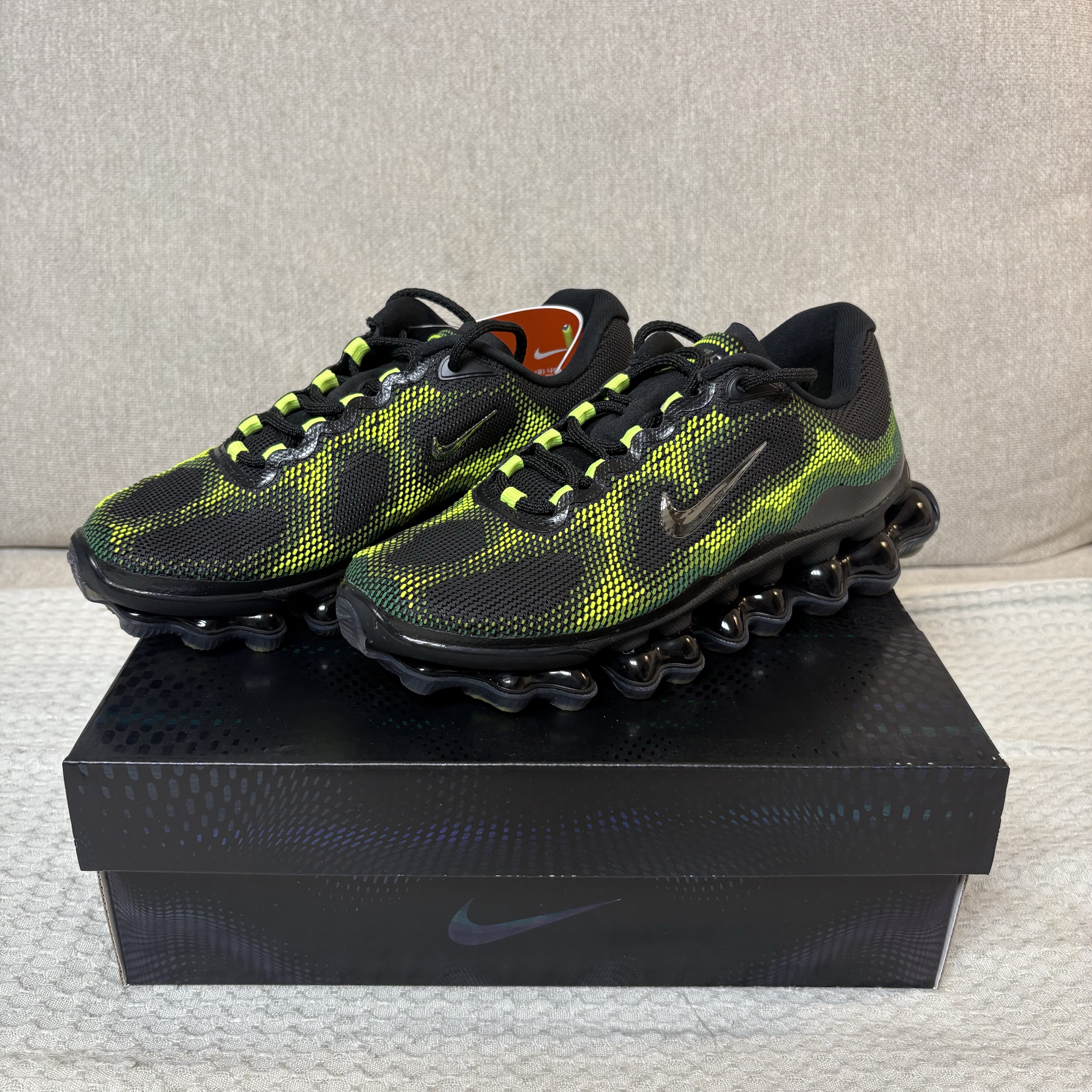 Nike Air Liquid Max Radiant Green and Green Apple 착용 스타일 - 1