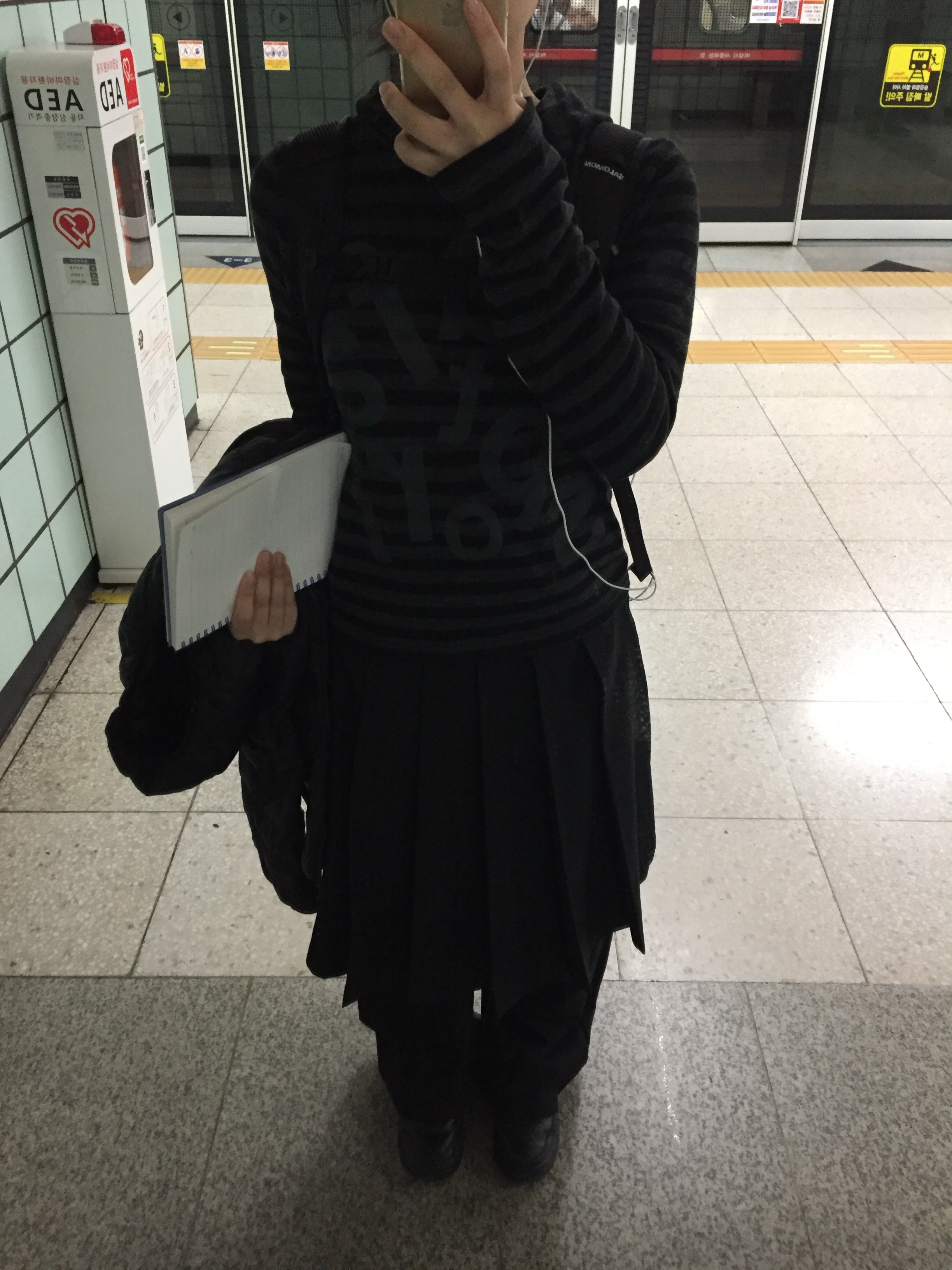 [KREAM 단독] Safarispot 1/2 Ticketing Stripe Border Hoodie Black, Salomon Trailblazer 10 Black 착용 스타일 - 2