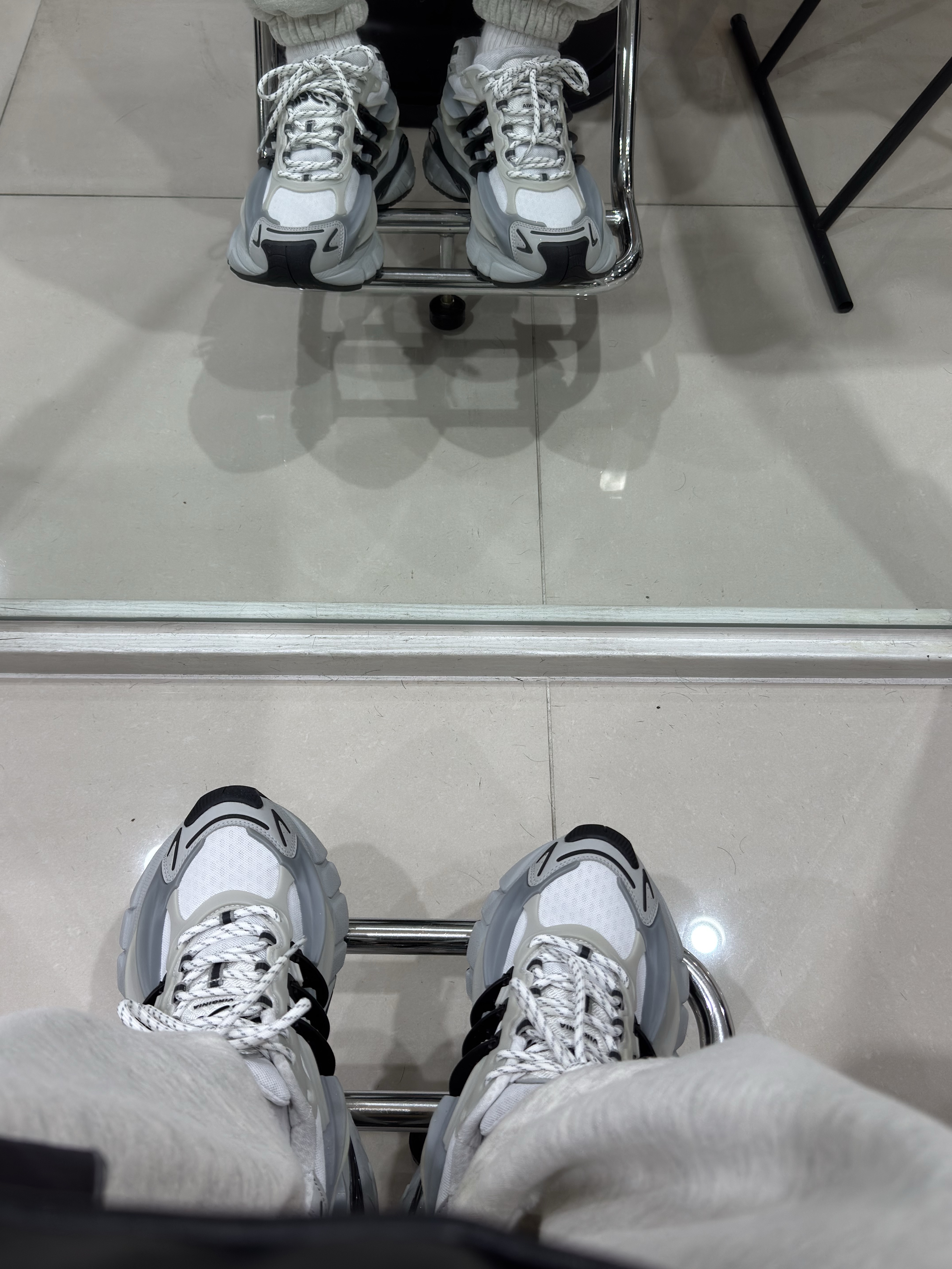 Adidas x Pharrell Williams Adistar Jellyfish Solid Grey Core Black, IAB Studio Hoodie Oatmeal Burgundy 착용 스타일 - 2