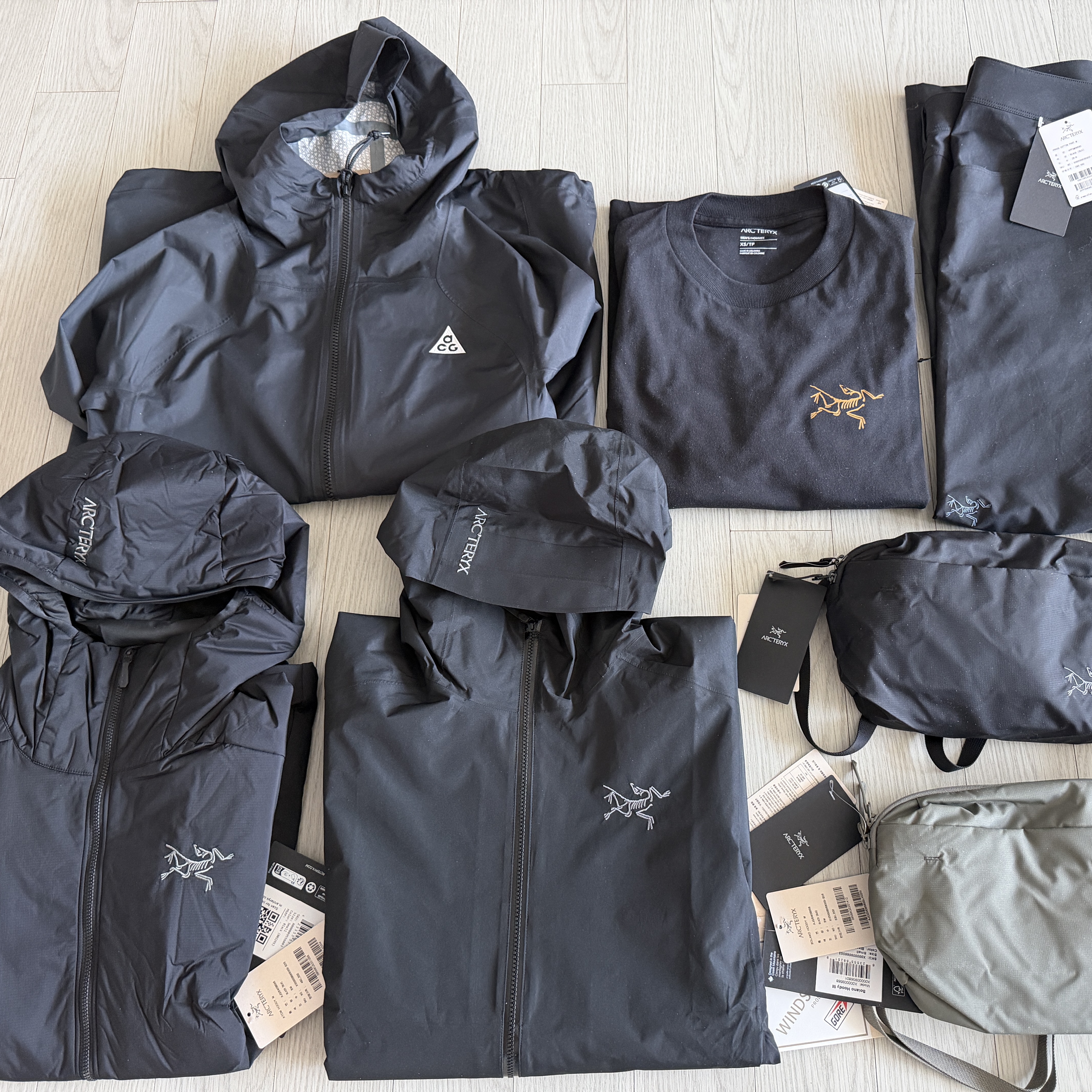 Arc'teryx Heliad 6 Crossbody Bag Black, Arc'teryx Squamish Hoody Black 착용 스타일 - 4