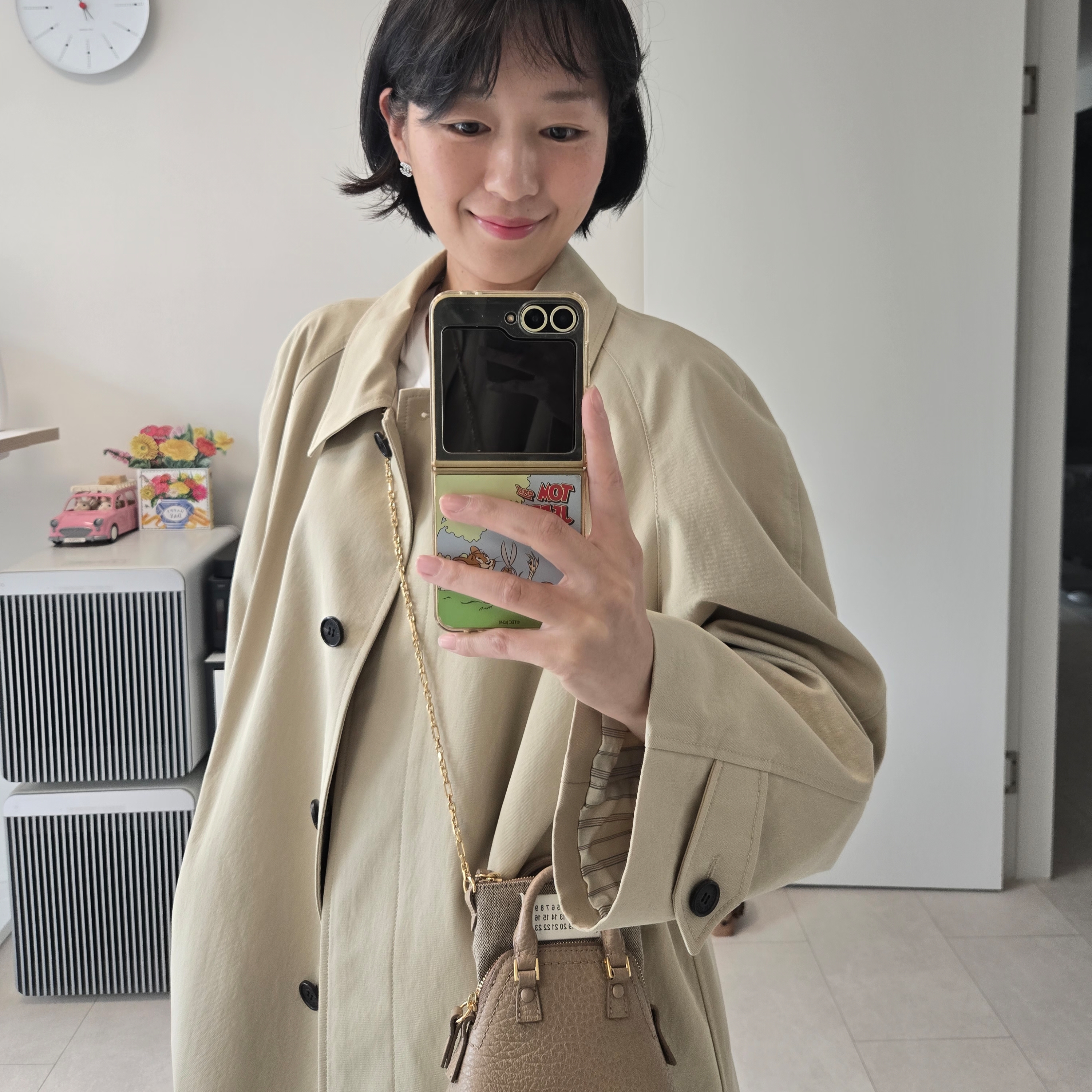 Maison Margiela 5AC Classique Baby Bag Beige, Hai x Reqins Fetiche Shoes with Rosette Black 착용 스타일 - 2