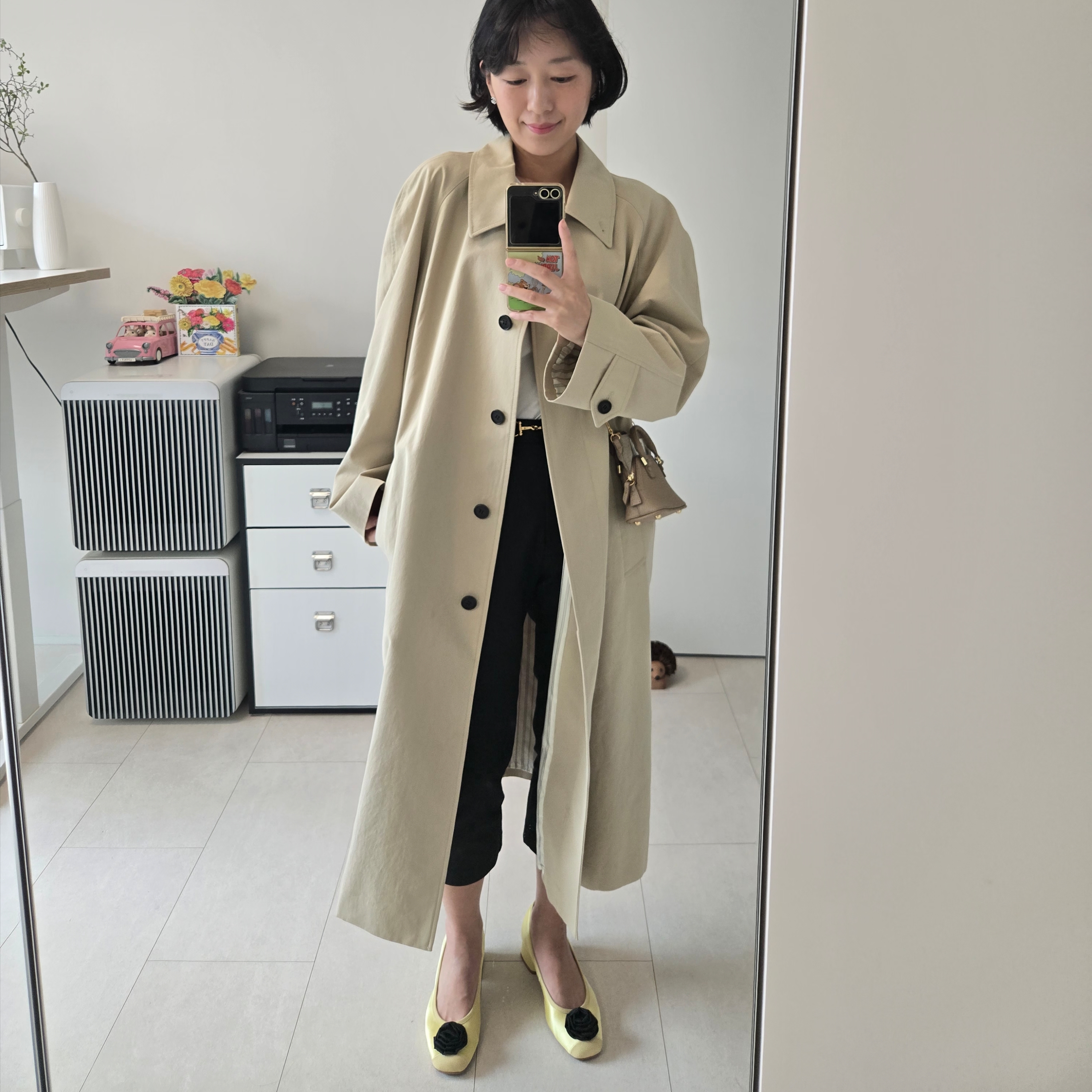 Maison Margiela 5AC Classique Baby Bag Beige, Hai x Reqins Fetiche Shoes with Rosette Black 착용 스타일 - 4