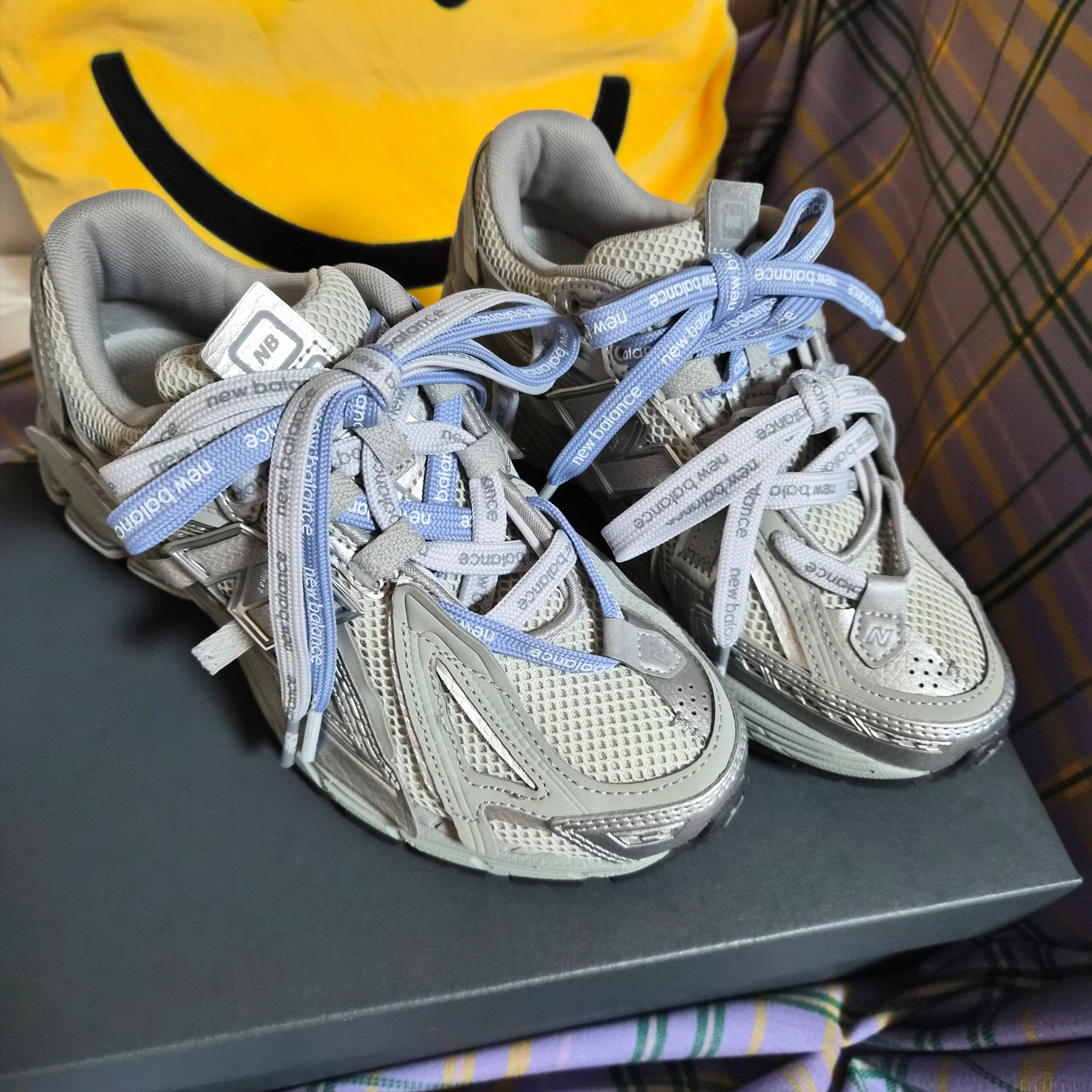 New Balance 1906A Silver Metallic Castlerock, New Balance 1906A Concrete Silver Metallic 착용 스타일 - 2