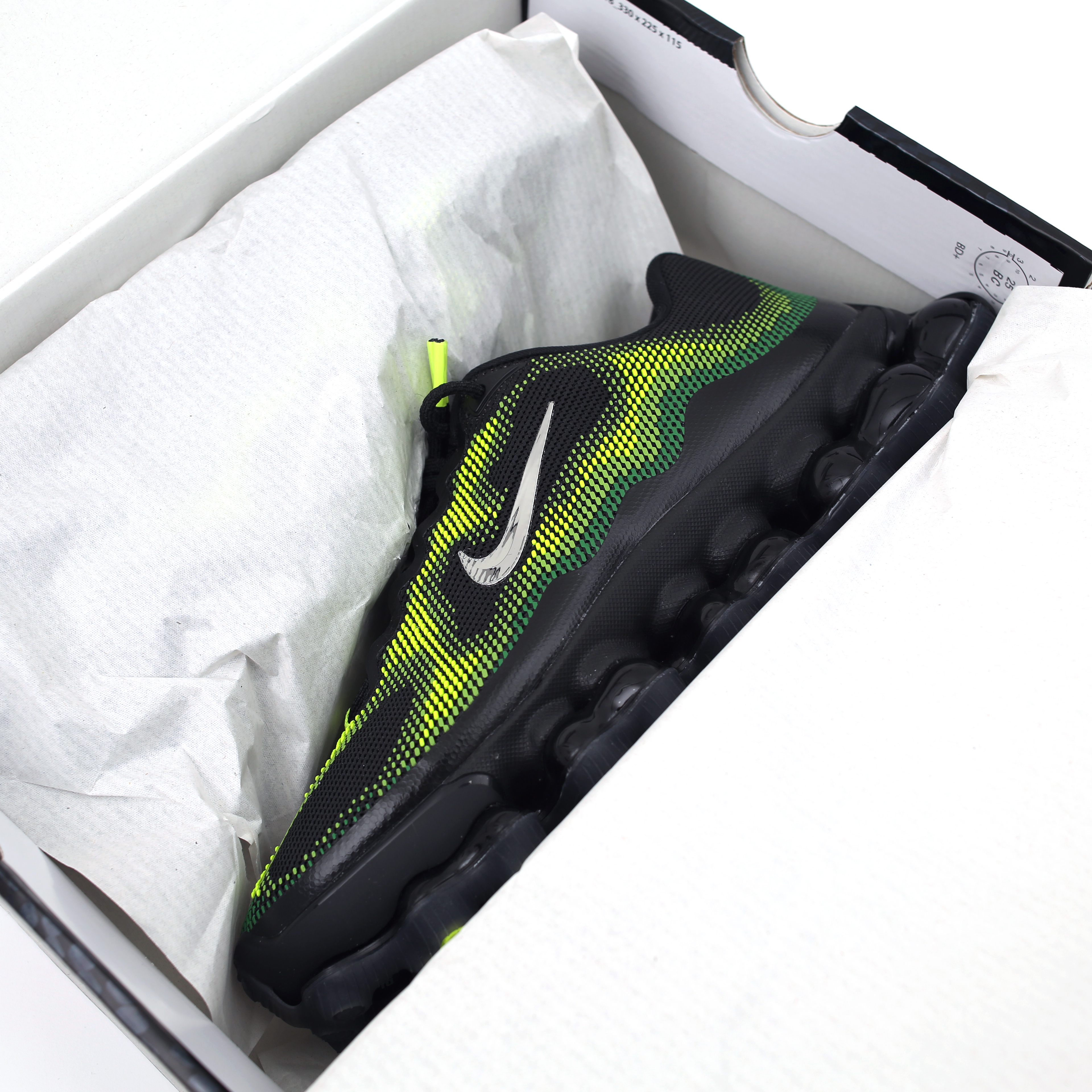 Nike Air Liquid Max Radiant Green and Green Apple 착용 스타일 - 8