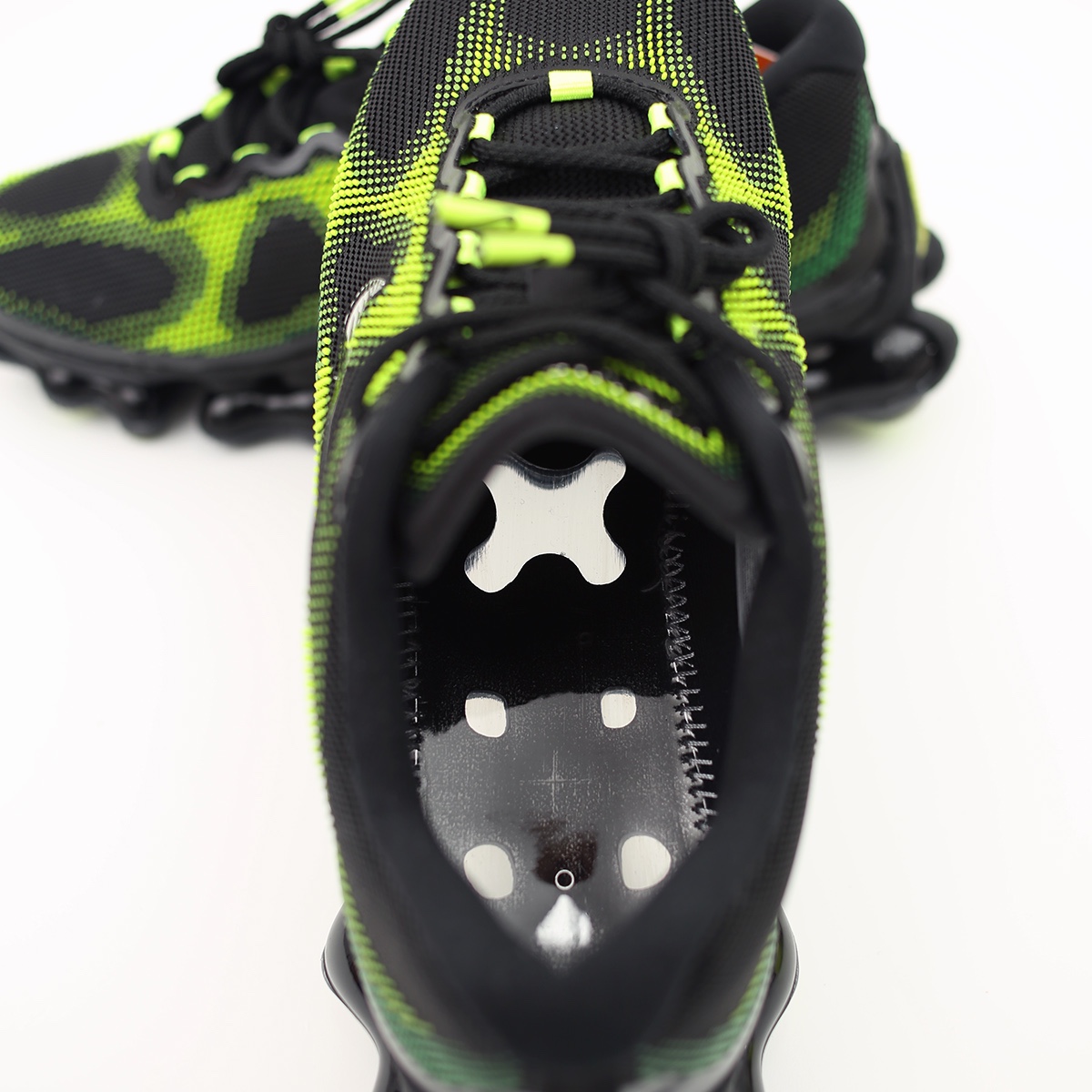 Nike Air Liquid Max Radiant Green and Green Apple 착용 스타일 - 5