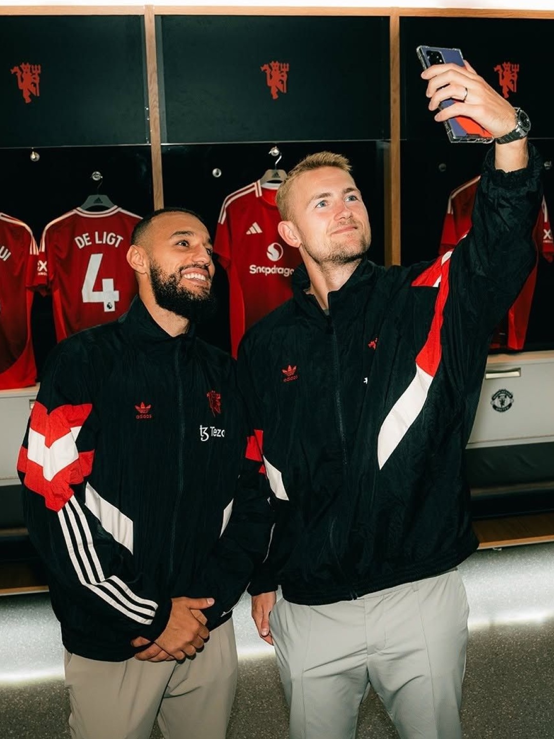 Adidas Manchester United Originals Track Top Black Red - KR Sizing, Adidas Manchester United Originals Track Top Black - KR Sizing (Non Marking Ver.) 착용 스타일 - 3