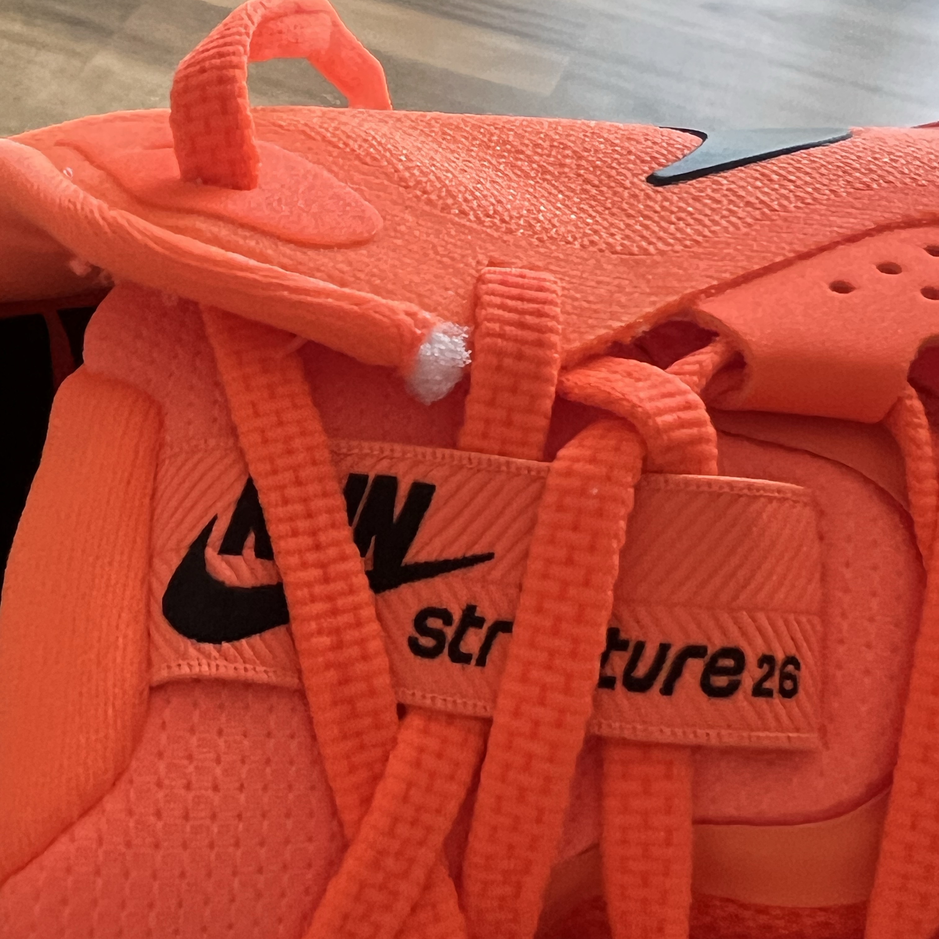 Nike Structure 26 Total Orange Total Crimson 착용 스타일 - 3