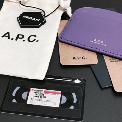 A.P.C. Demi-Lune Card Holder Dark Mauve 착용 스타일