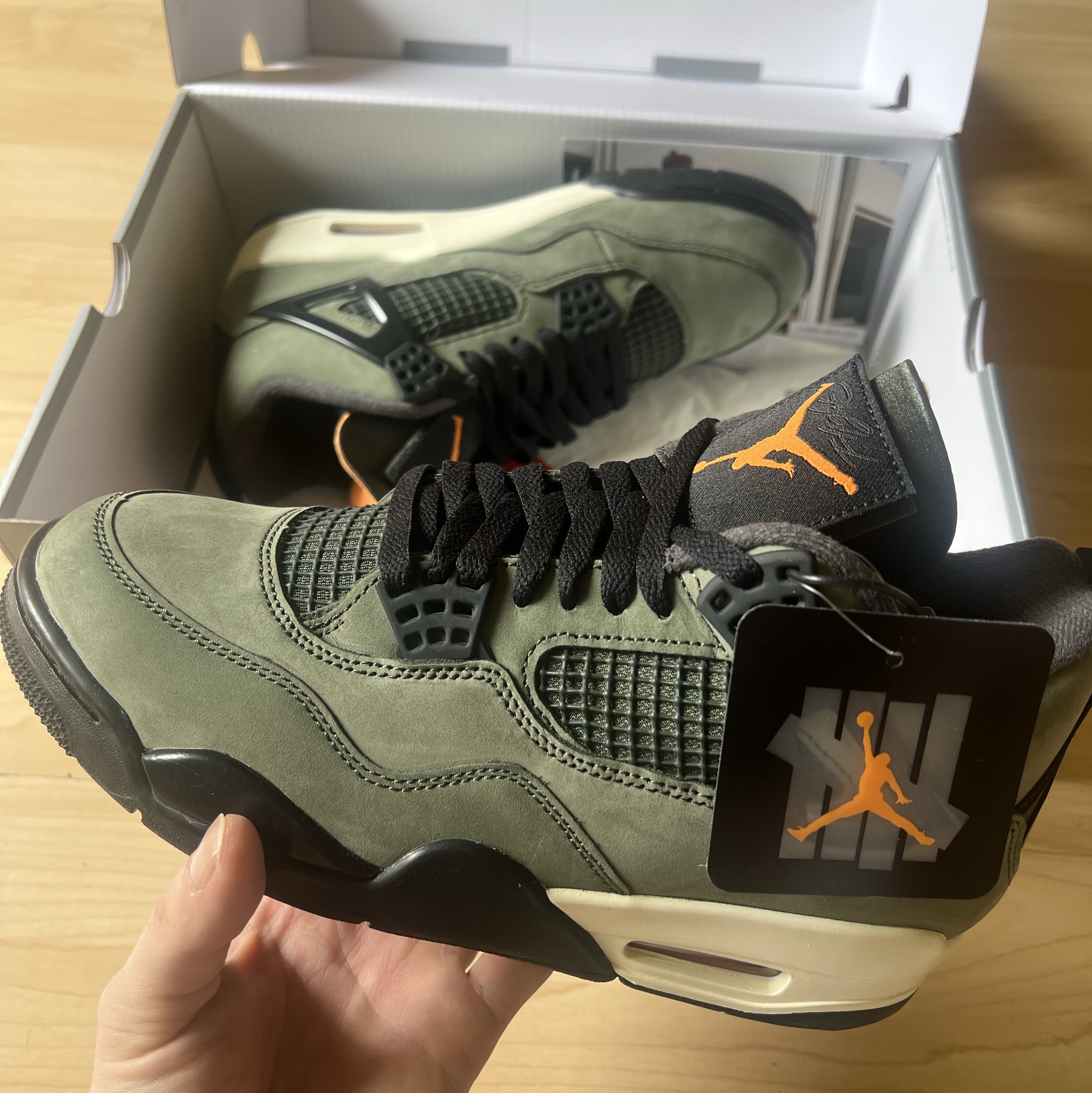 Jordan 4 x Undefeated Retro OG SP Deep Green and Clementine 착용 스타일 - 1