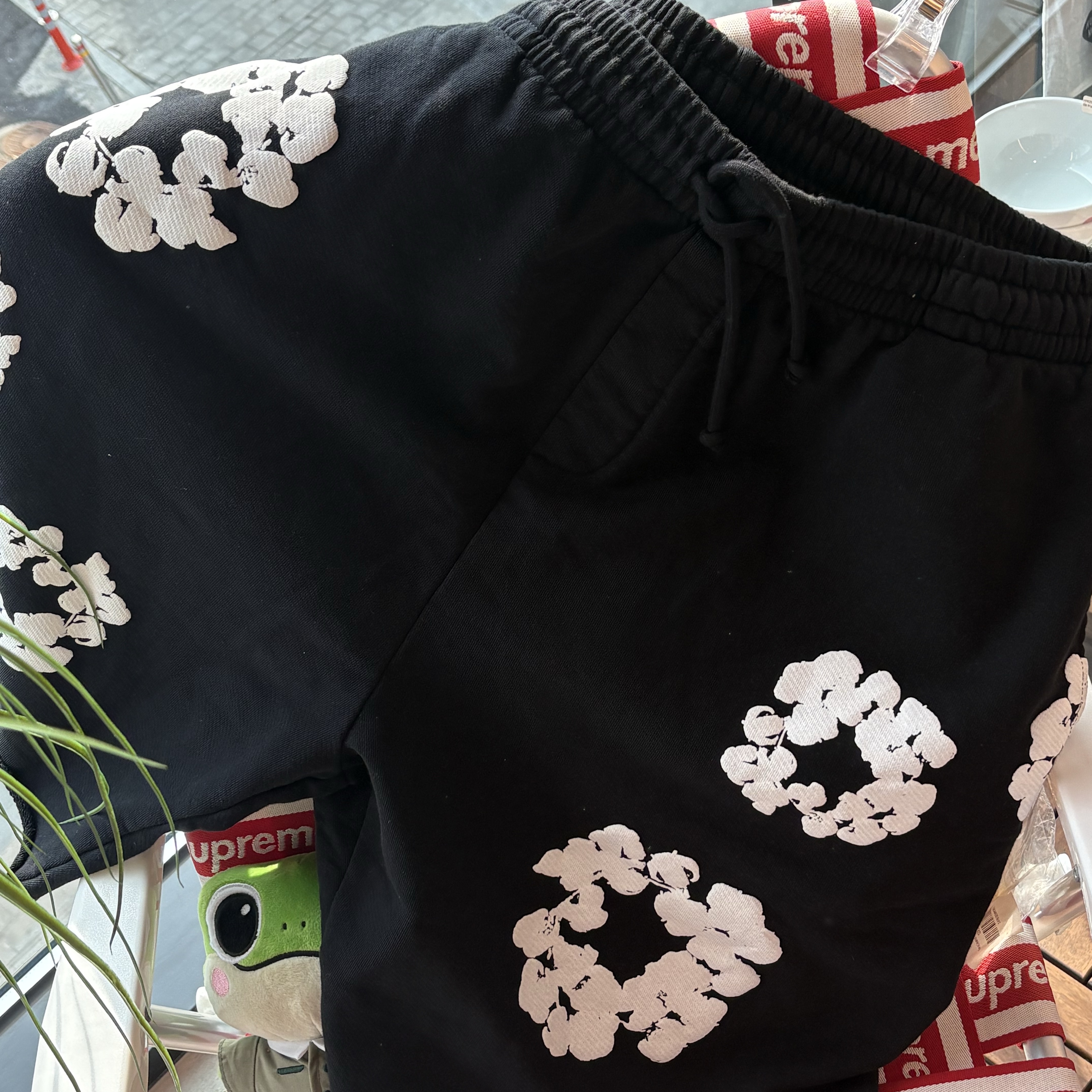Denim Tears Long Sleeve Cotton Wreath T-Shirt Black, Denim Tears The Cotton Wreath Shorts Black 착용 스타일 - 3