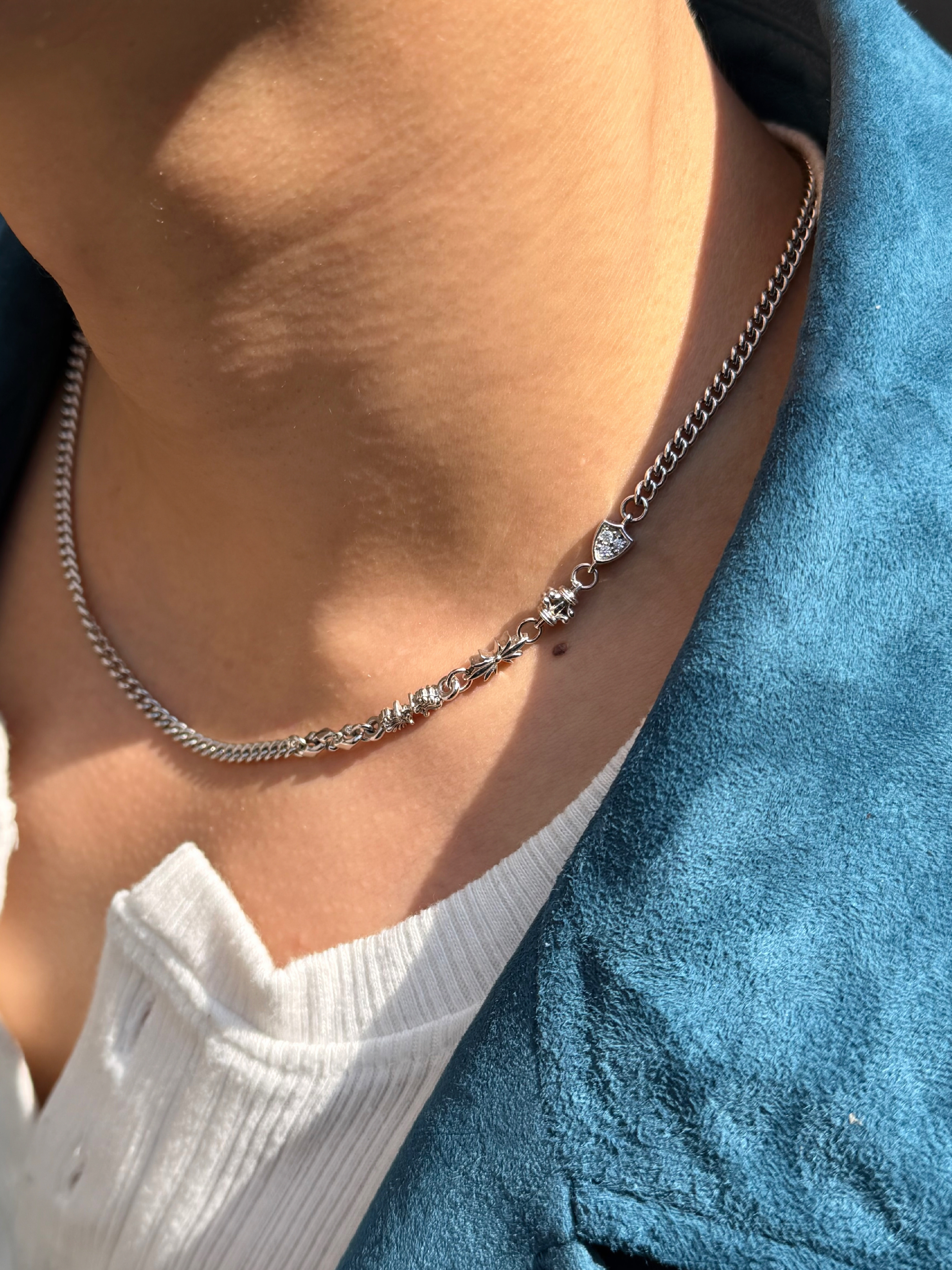 Scudo Emblem Slim Necklace 착용 스타일 - 4