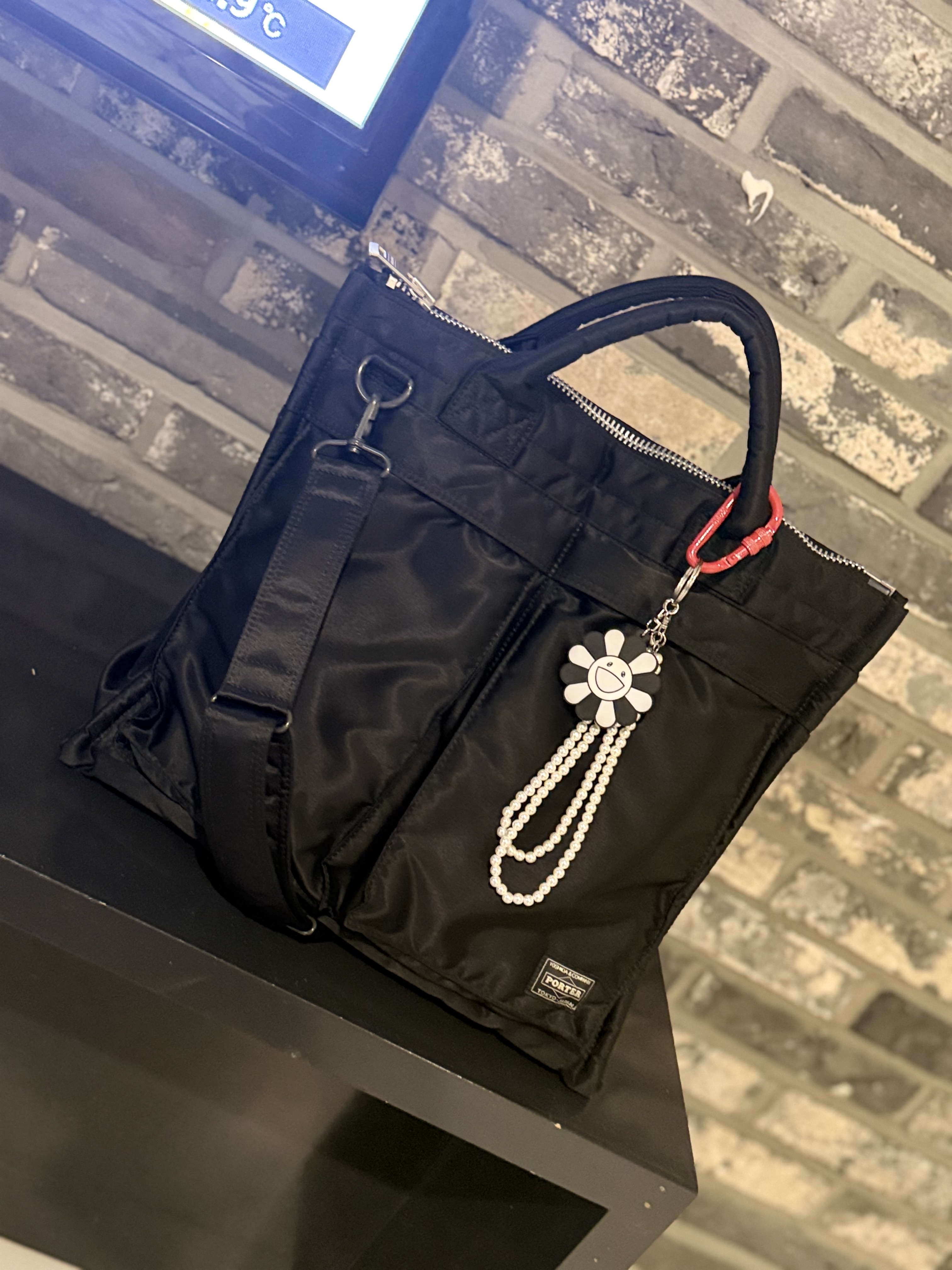 Porter All New Tanker Square Tote Bag L Black, Kaikai Kiki Flower Rubber Keyring Rainbow White 착용 스타일 - 2