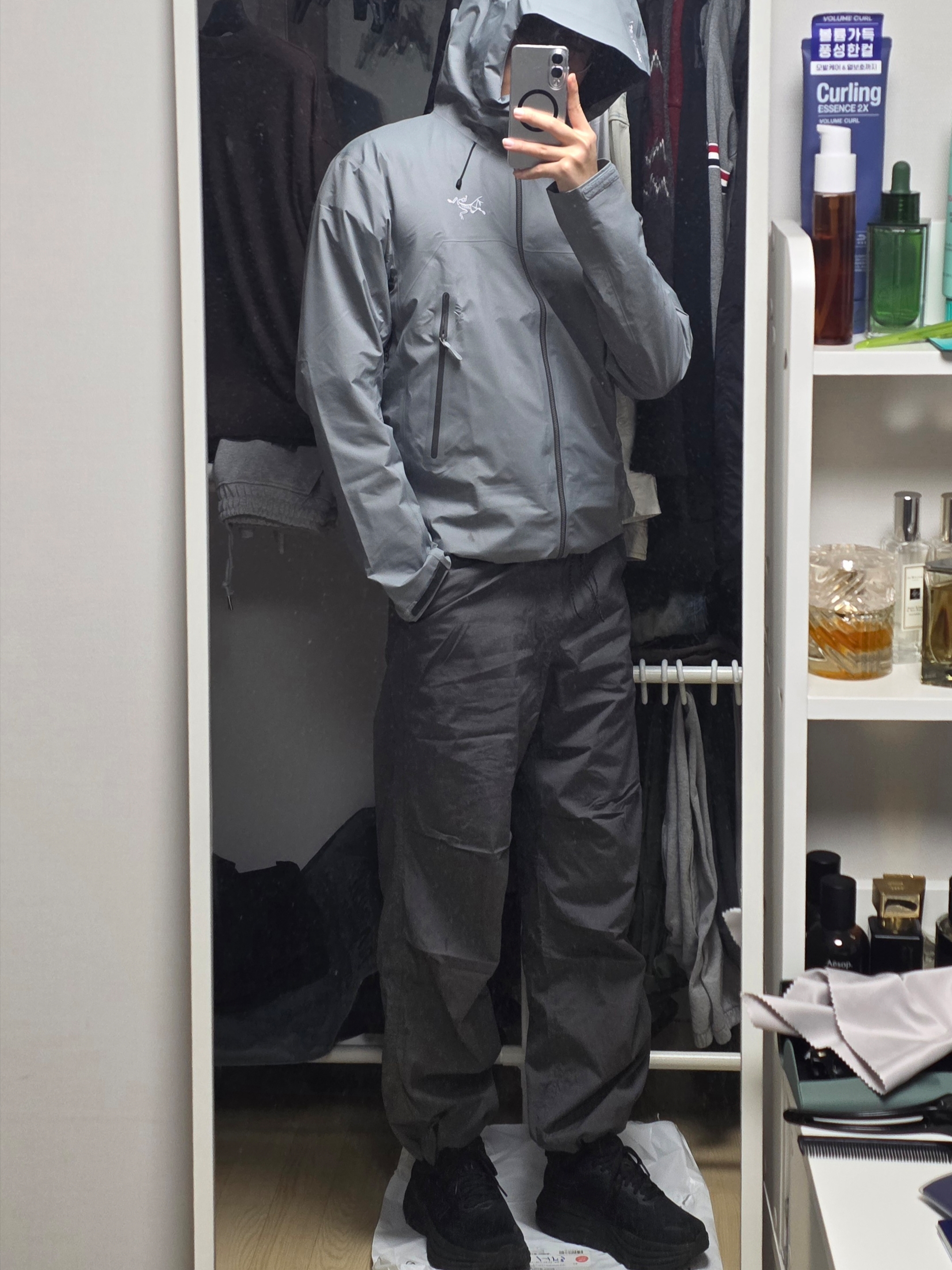 Arc'teryx Beta SL Jacket Void 착용 스타일