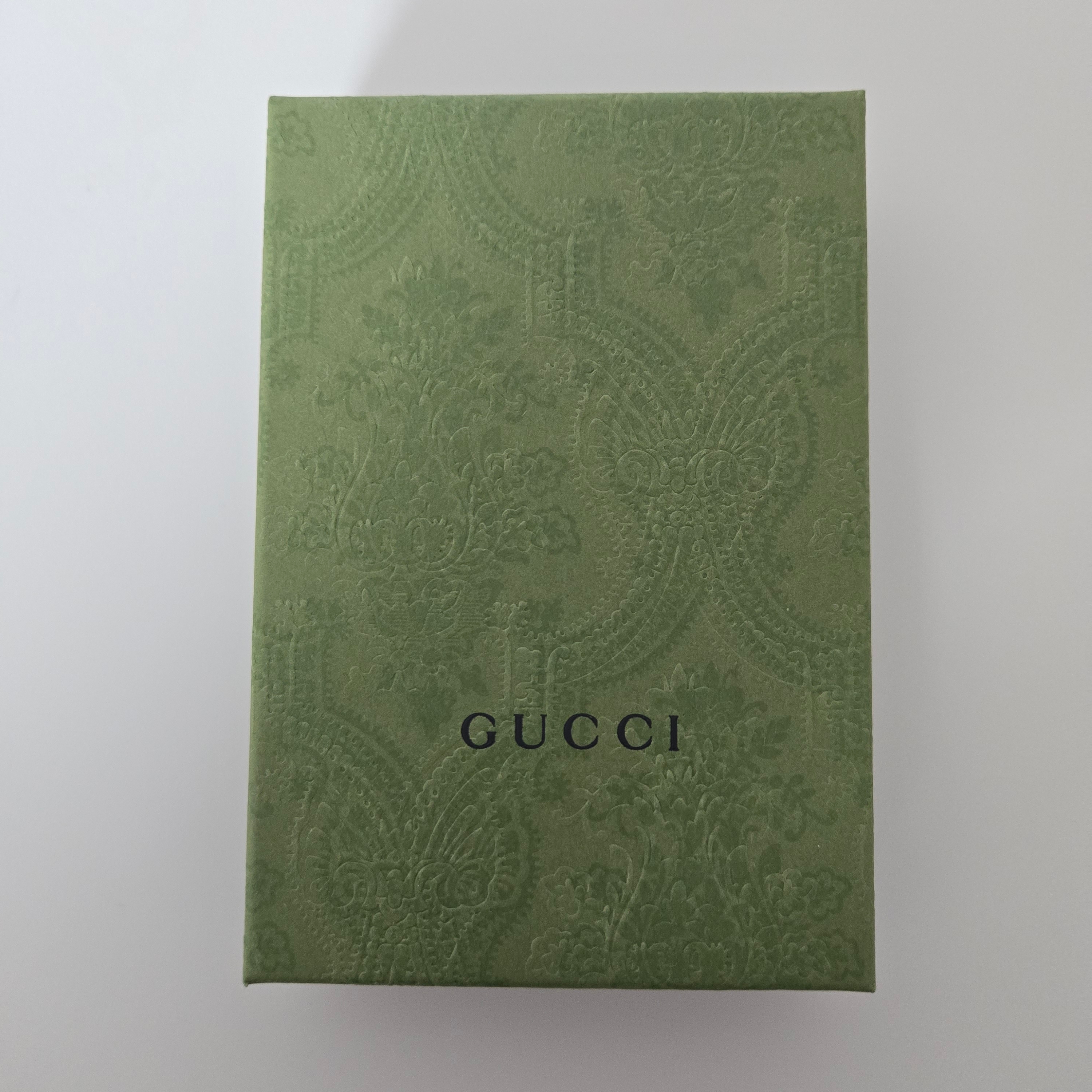 Gucci GG Marmont Leather Money Clip Black 착용 스타일 - 1
