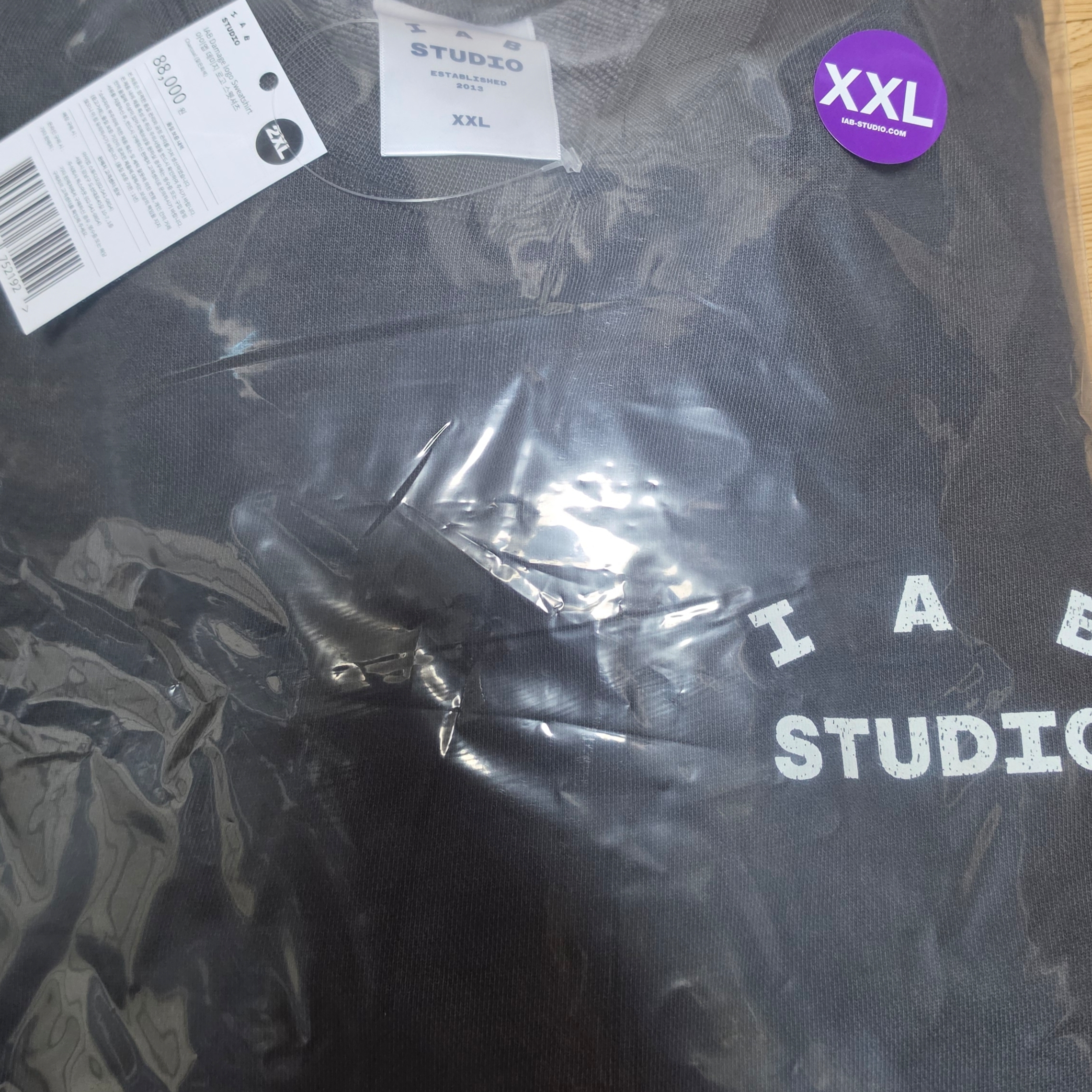 IAB Studio IAB Damaged Logo Sweatshirt Charcoal 착용 스타일