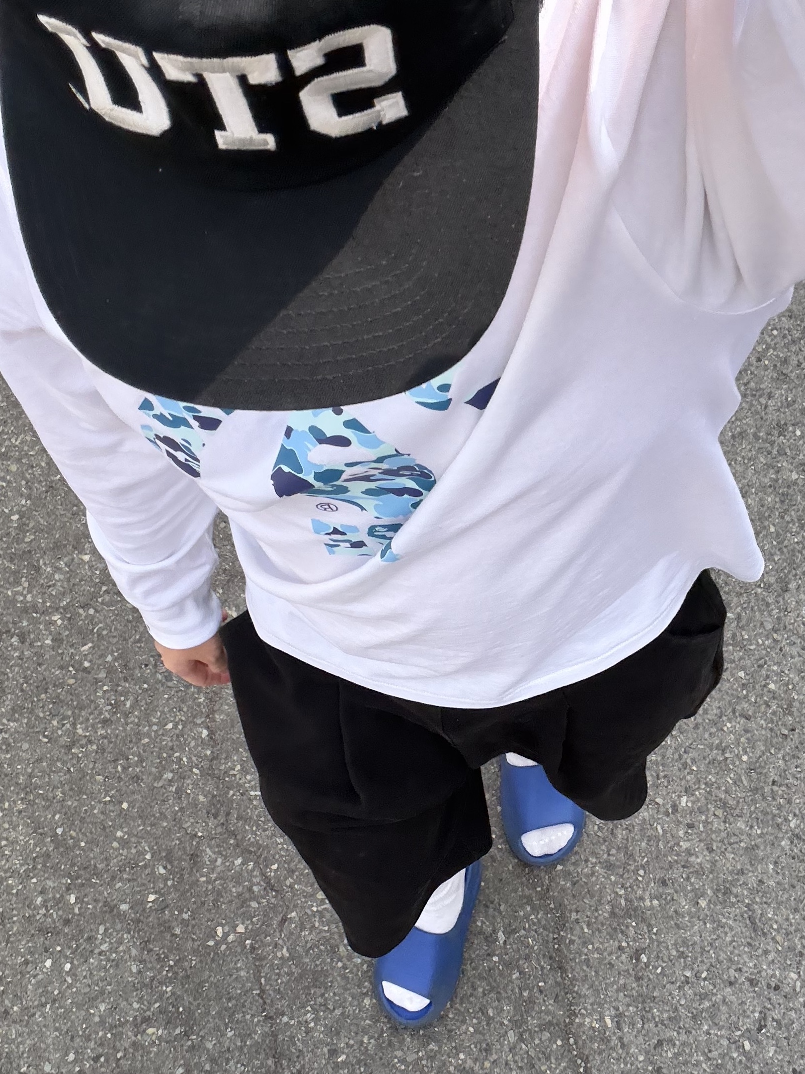 BAPE ABC Camo College L/S T-Shirt White Blue, Adidas Yeezy Slide Azure 착용 스타일 - 1