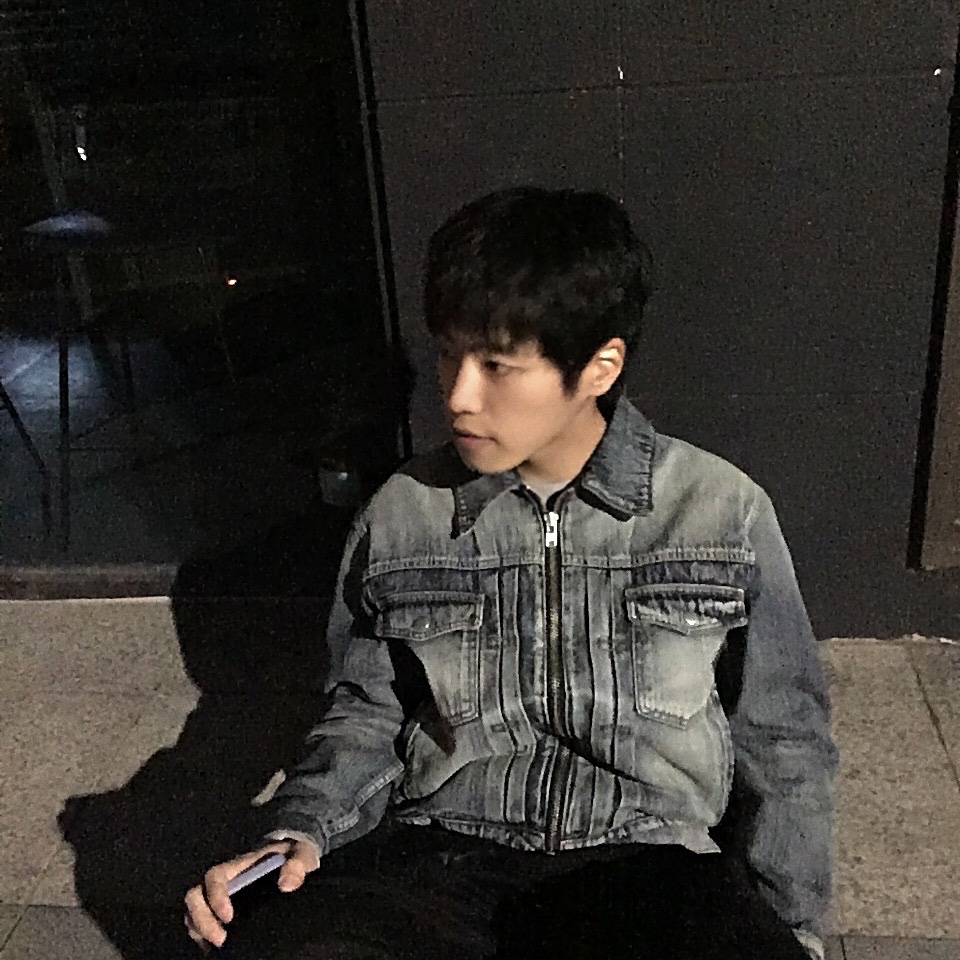 Kamien Crop Trucker Jacket Oasis Blue, emostanceclub Leather Patch Flared Jeans V3 Black 착용 스타일 - 2