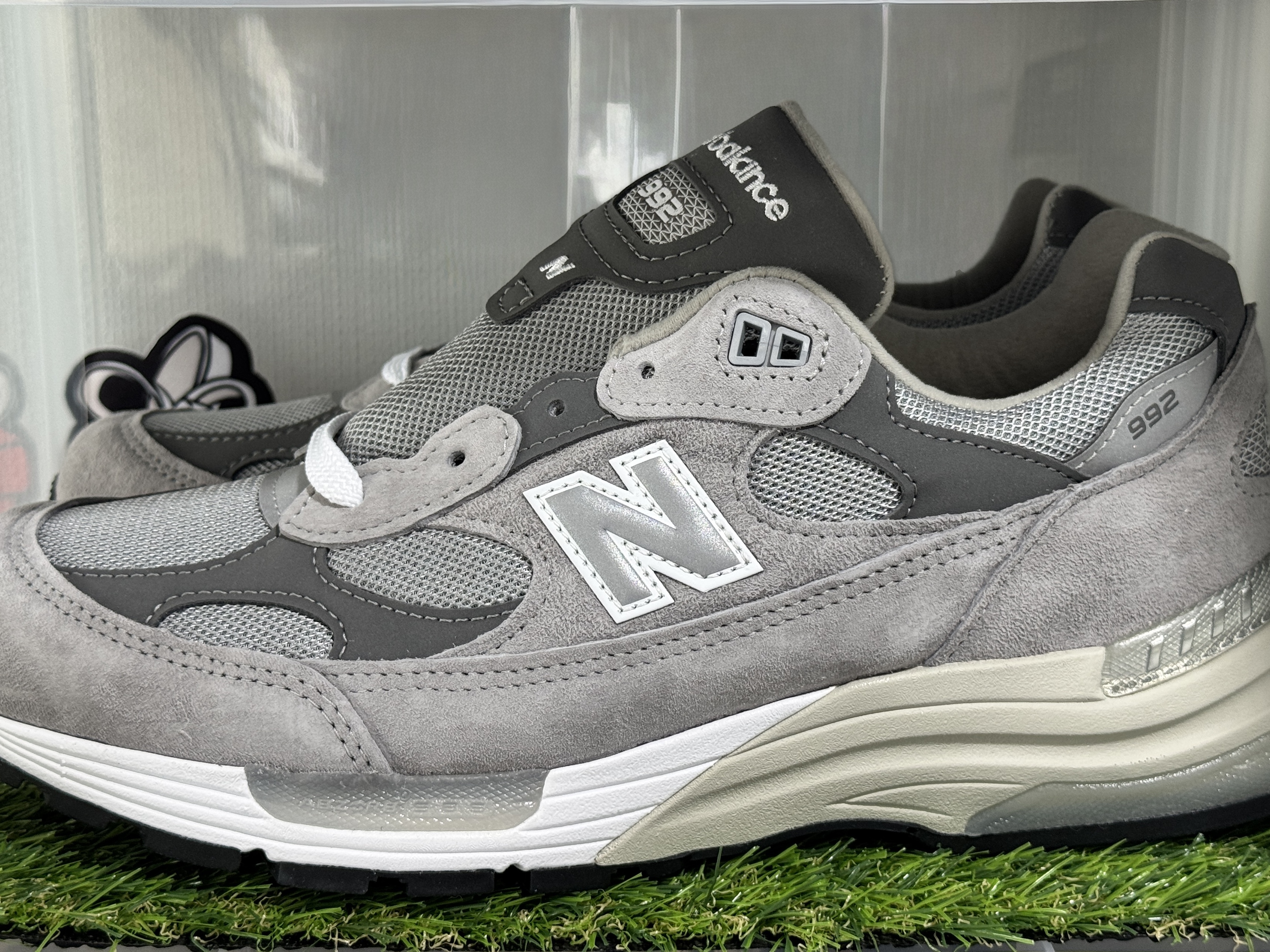 New Balance 992 Made in USA Core Grey Silver Metallic 착용 스타일