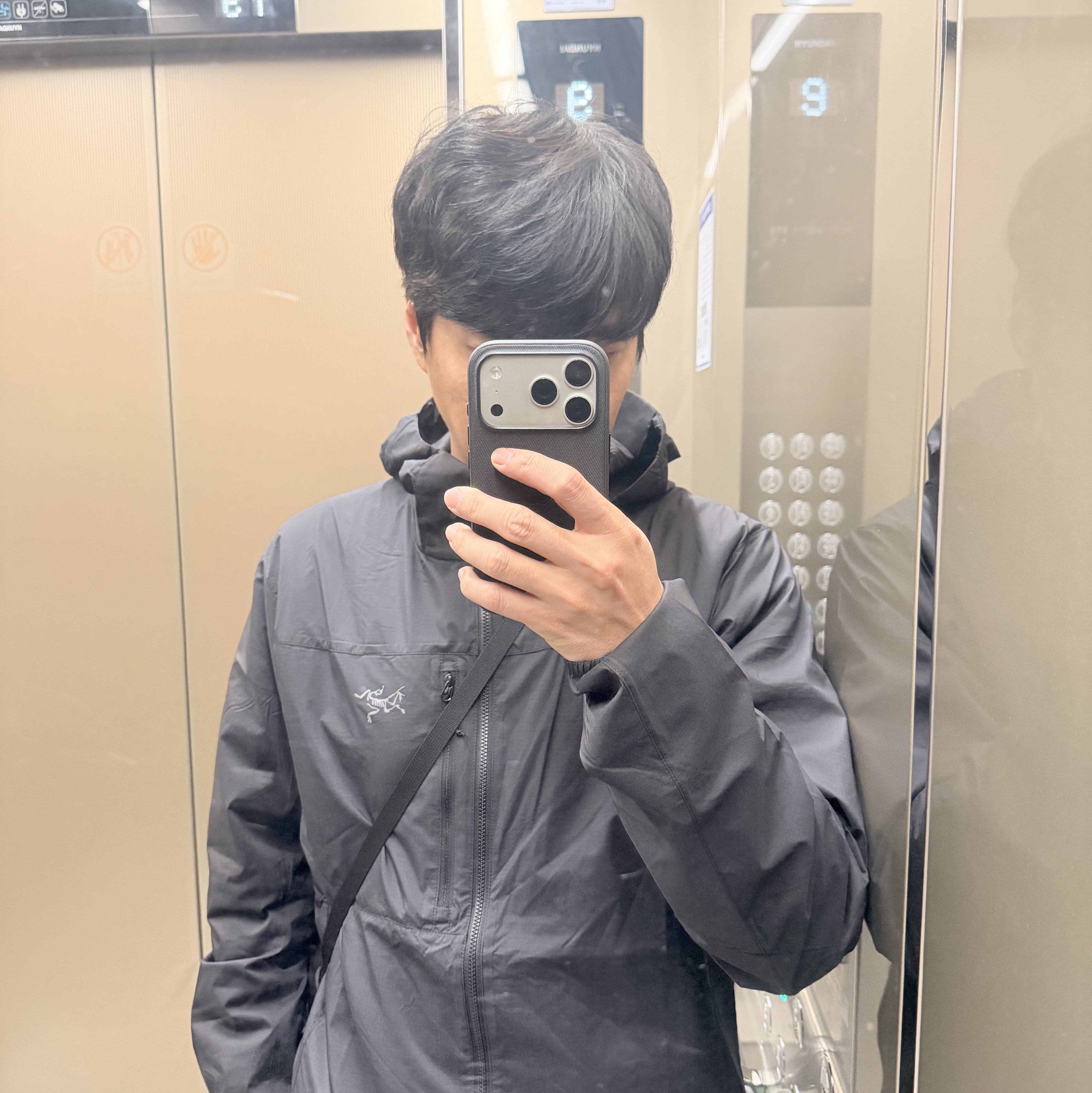 Arc'teryx Heliad 6 Crossbody Bag Black, Arc'teryx Squamish Hoody Black 착용 스타일 - 1