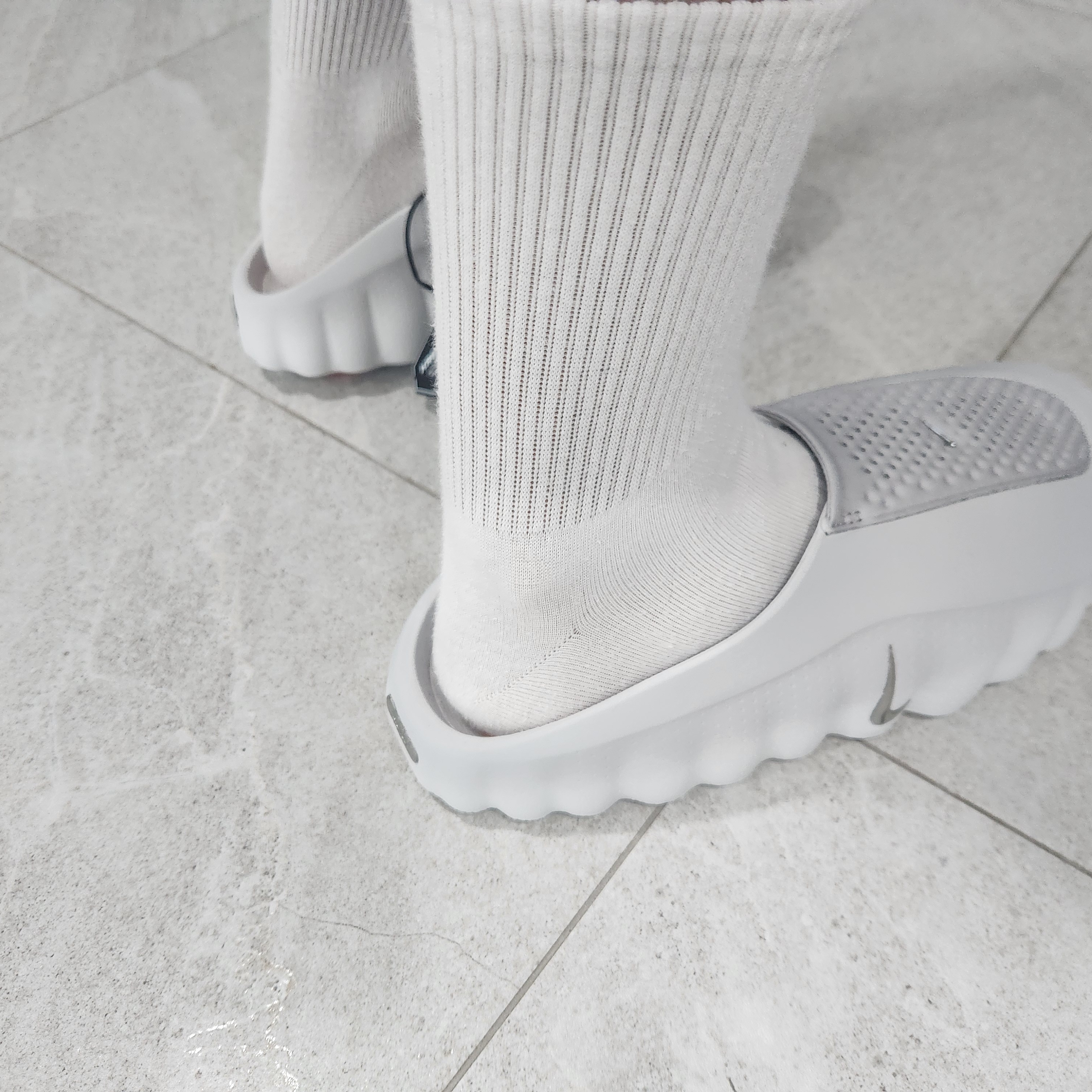Nike Mind 001 Light Smoke Grey Chrome 착용 스타일 - 1