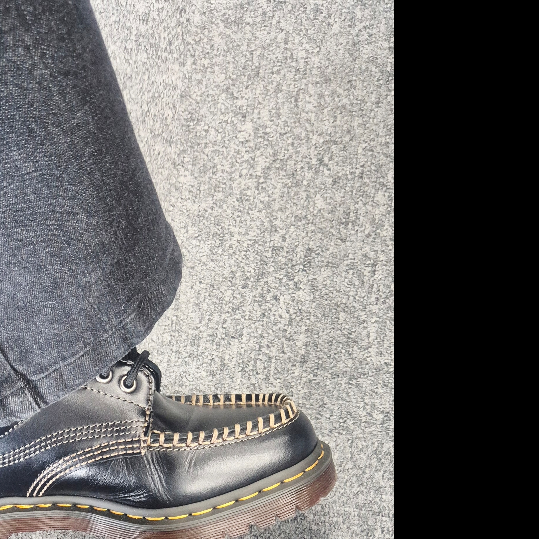 Dr. Martens Lowell Leather Moc Toe Shoes Black Analine 착용 스타일 - 3