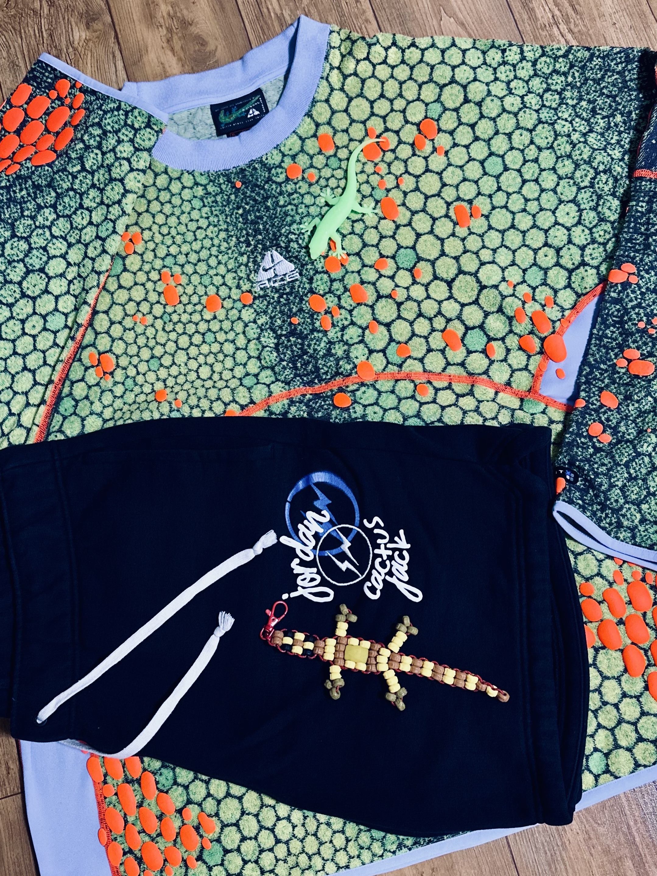 Nike ACG x Cactus Plant Flea Market L/S Crew Multicolor, Jordan x Travis Scott x Fragment Shorts Black (DJ0617-010) 착용 스타일
