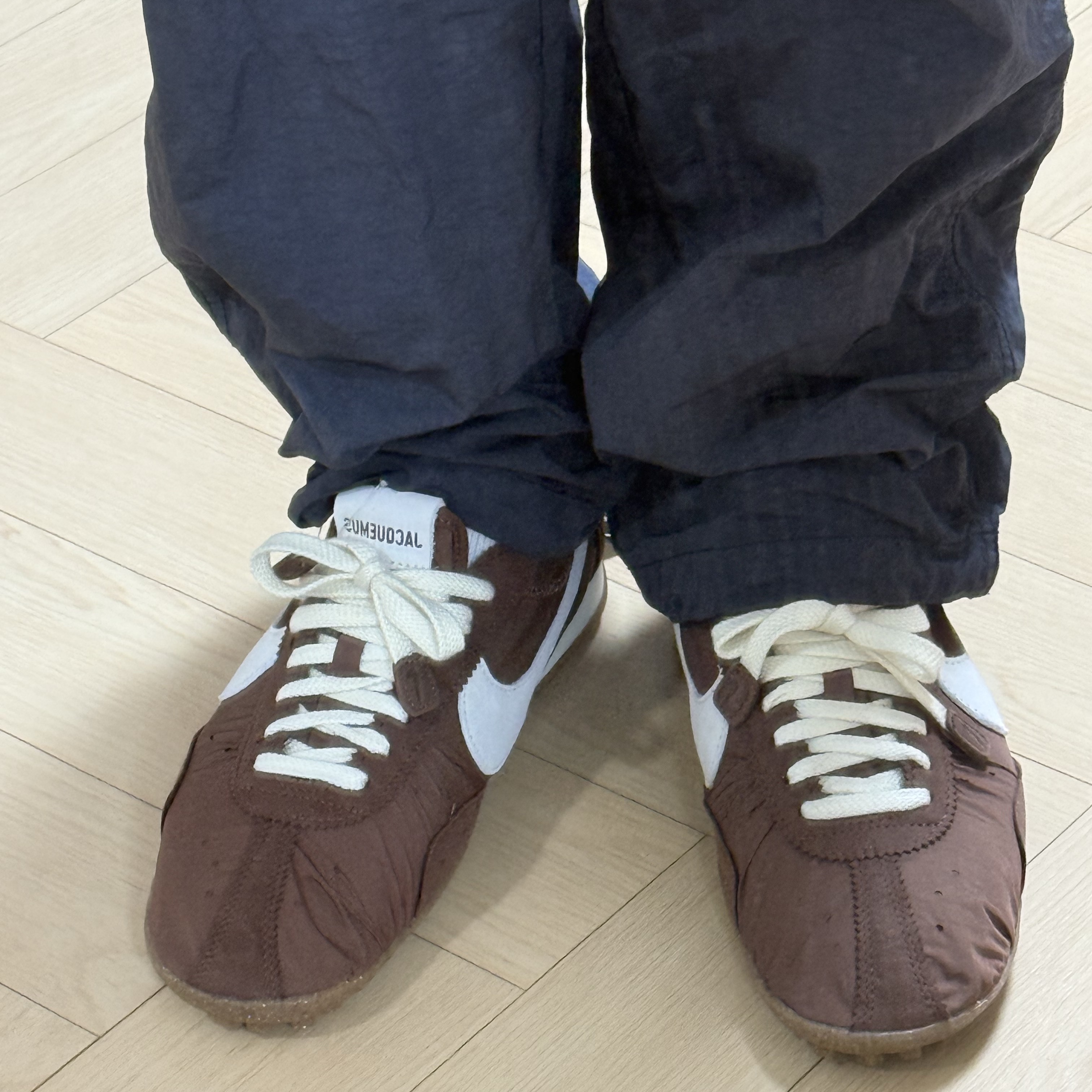 Nike x Jacquemus Moon Shoe SP Fauna Brown Cashmere, Nike x Jacquemus Moon Shoe SP Aluminum Pink Sail 착용 스타일 - 1