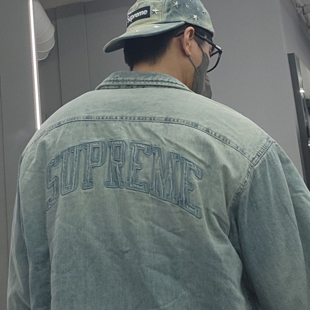 Supreme x MM6 Maison Margiela Box Logo Zip Up Hooded Sweatshirt White - 26SS, Supreme x MM6 Maison Margiela Split 6-Panel Black - 26SS 착용 스타일 - 5