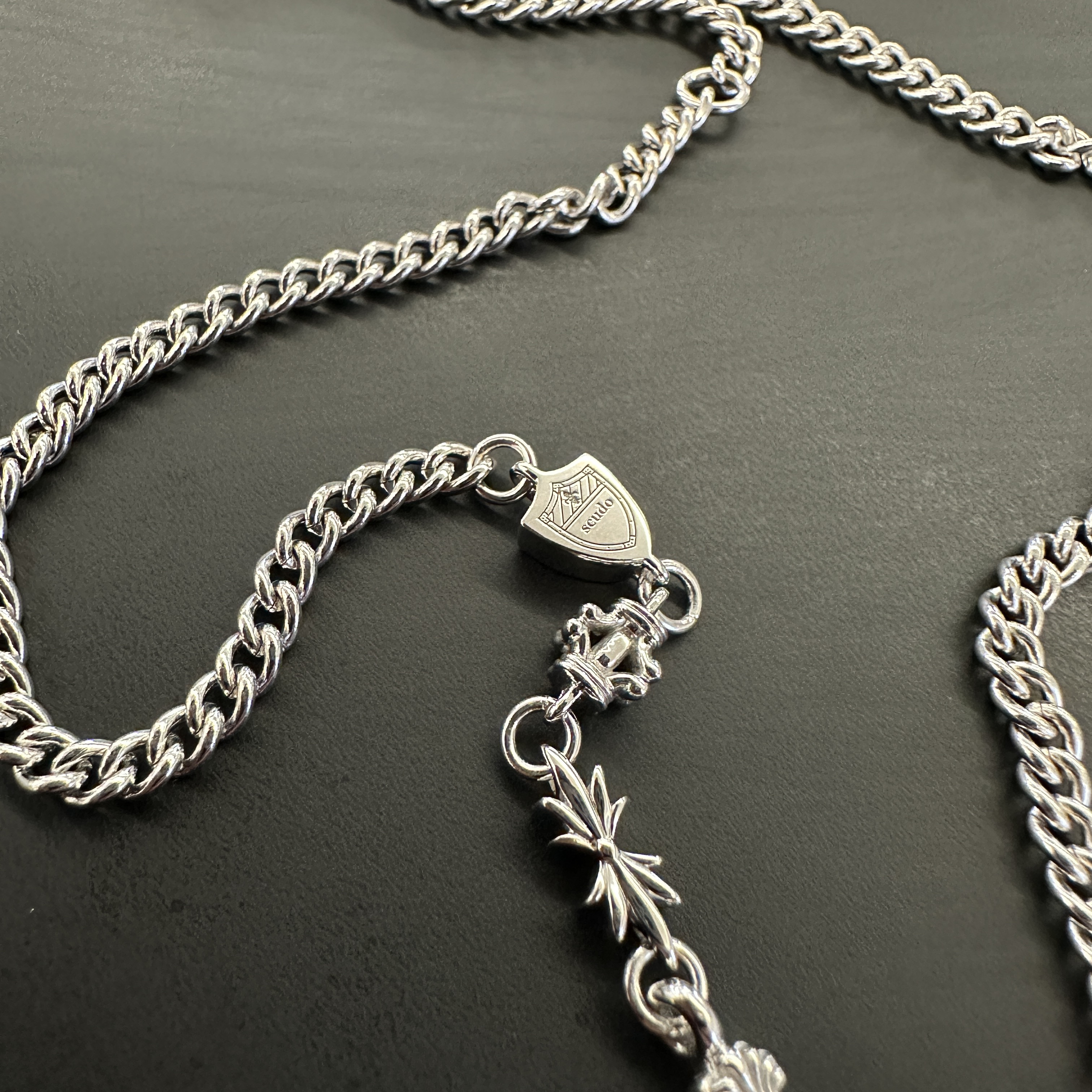 Scudo Emblem Slim Necklace 착용 스타일 - 6