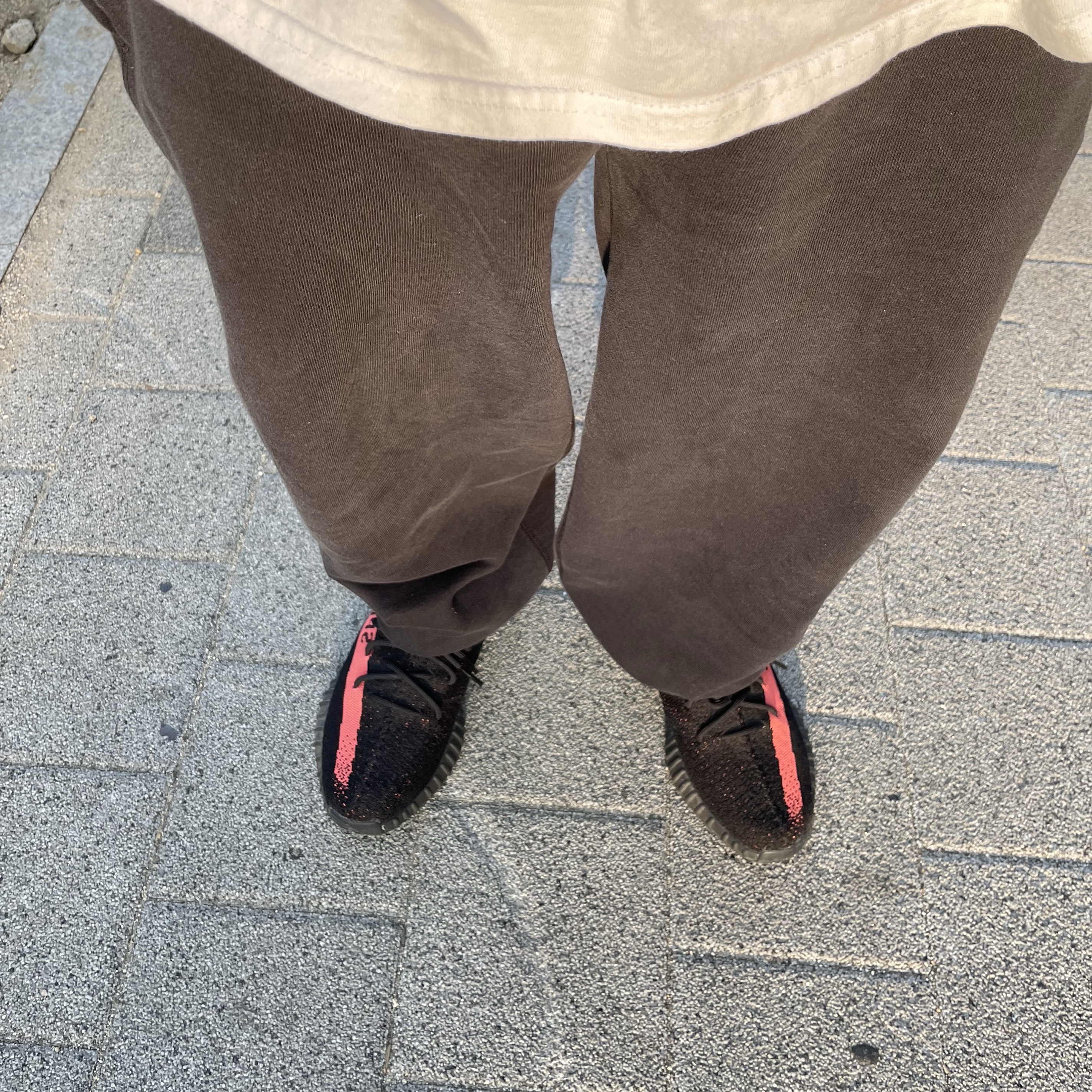 Adidas Yeezy Boost 350 V2 Core Black Red 2022/2023, Nike x Stussy Washed Fleece Pants Black (FN5235-010) 착용 스타일