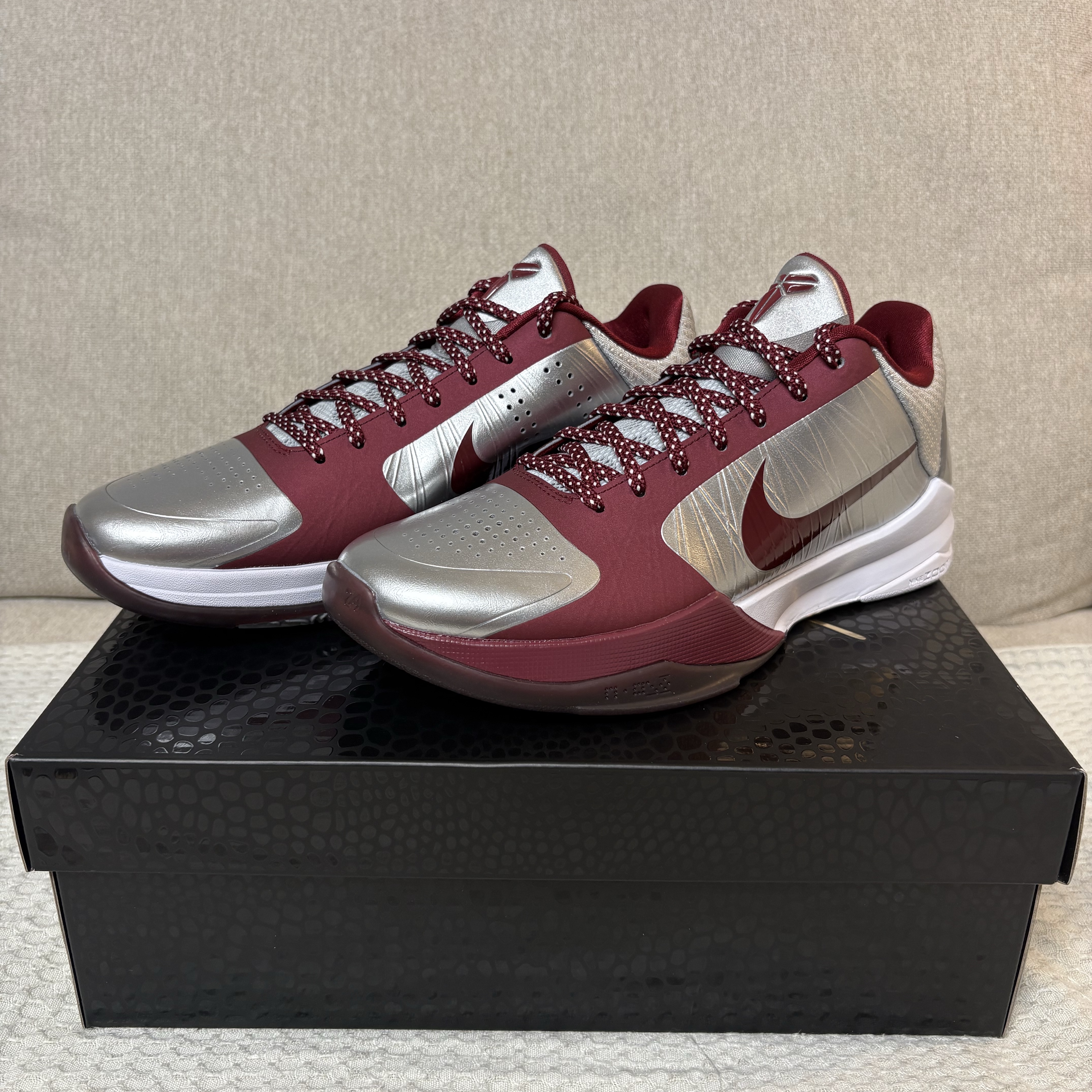 Nike Kobe 5 Protro Lower Merion Aces Away Metallic Silver Team Red 착용 스타일 - 1
