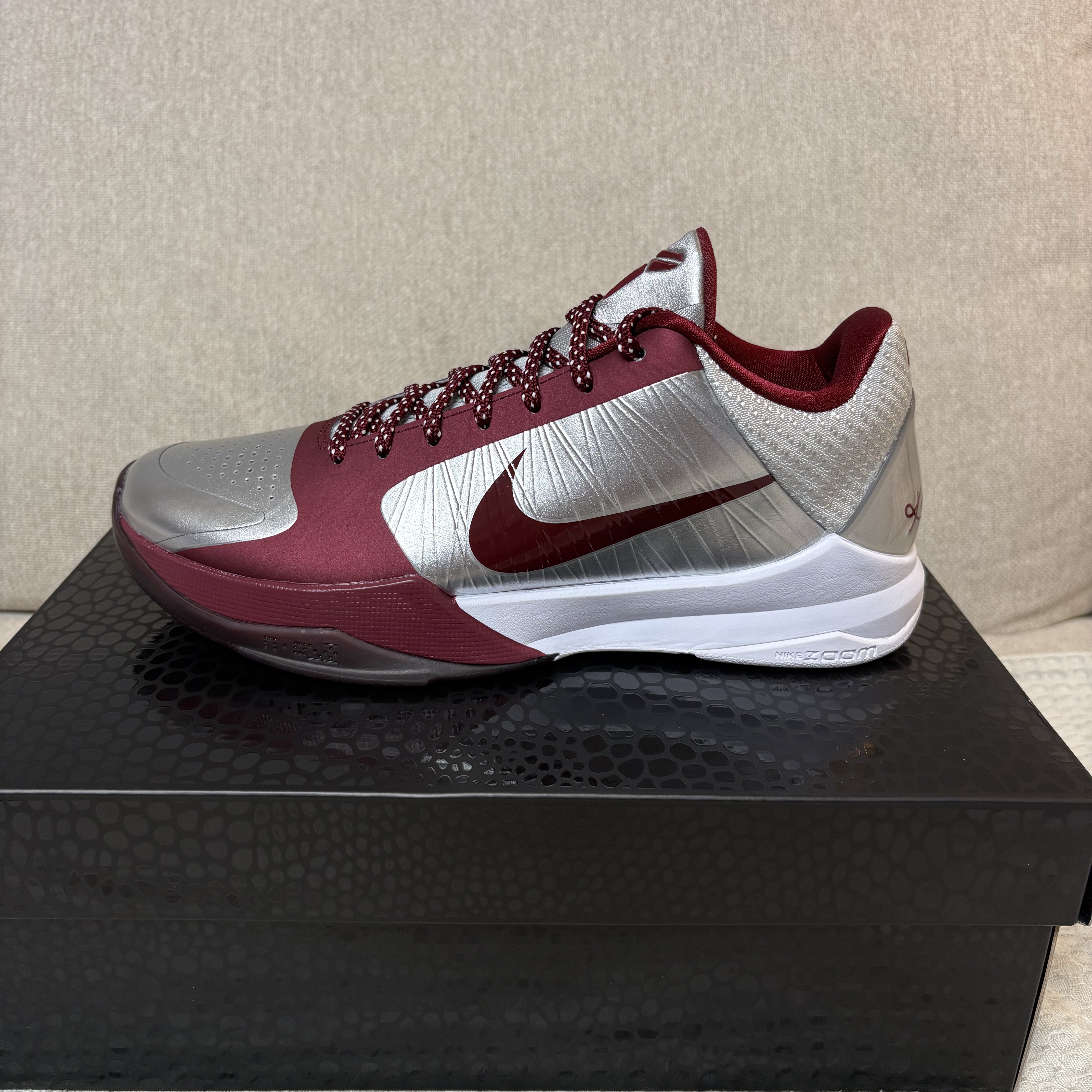 Nike Kobe 5 Protro Lower Merion Aces Away Metallic Silver Team Red 착용 스타일 - 2