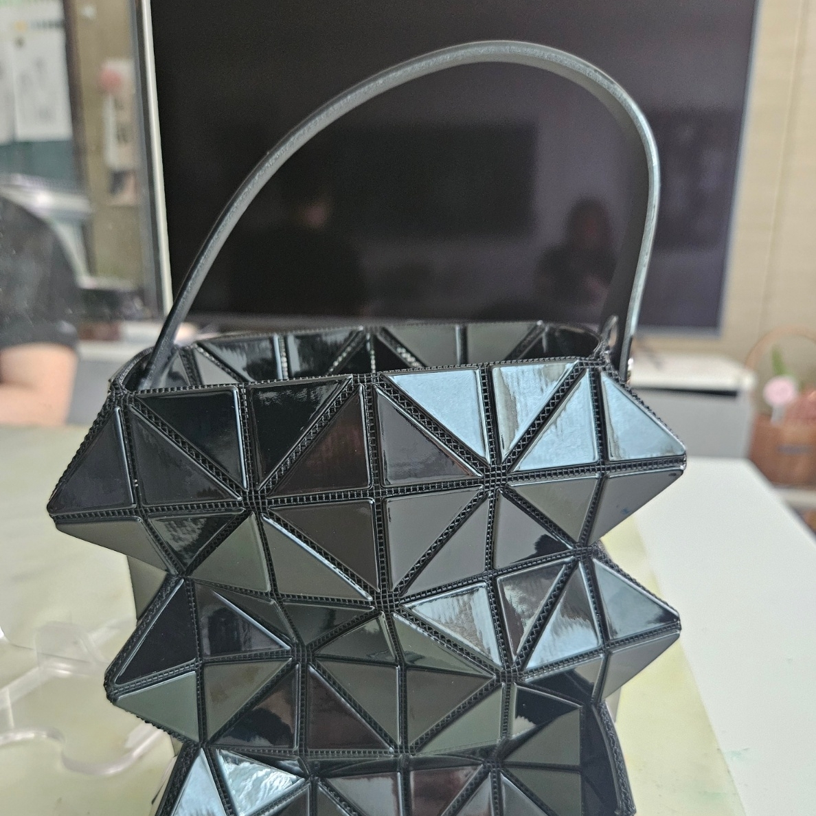 Bao Bao Issey Miyake Beyond Hand Bag Black 착용 스타일