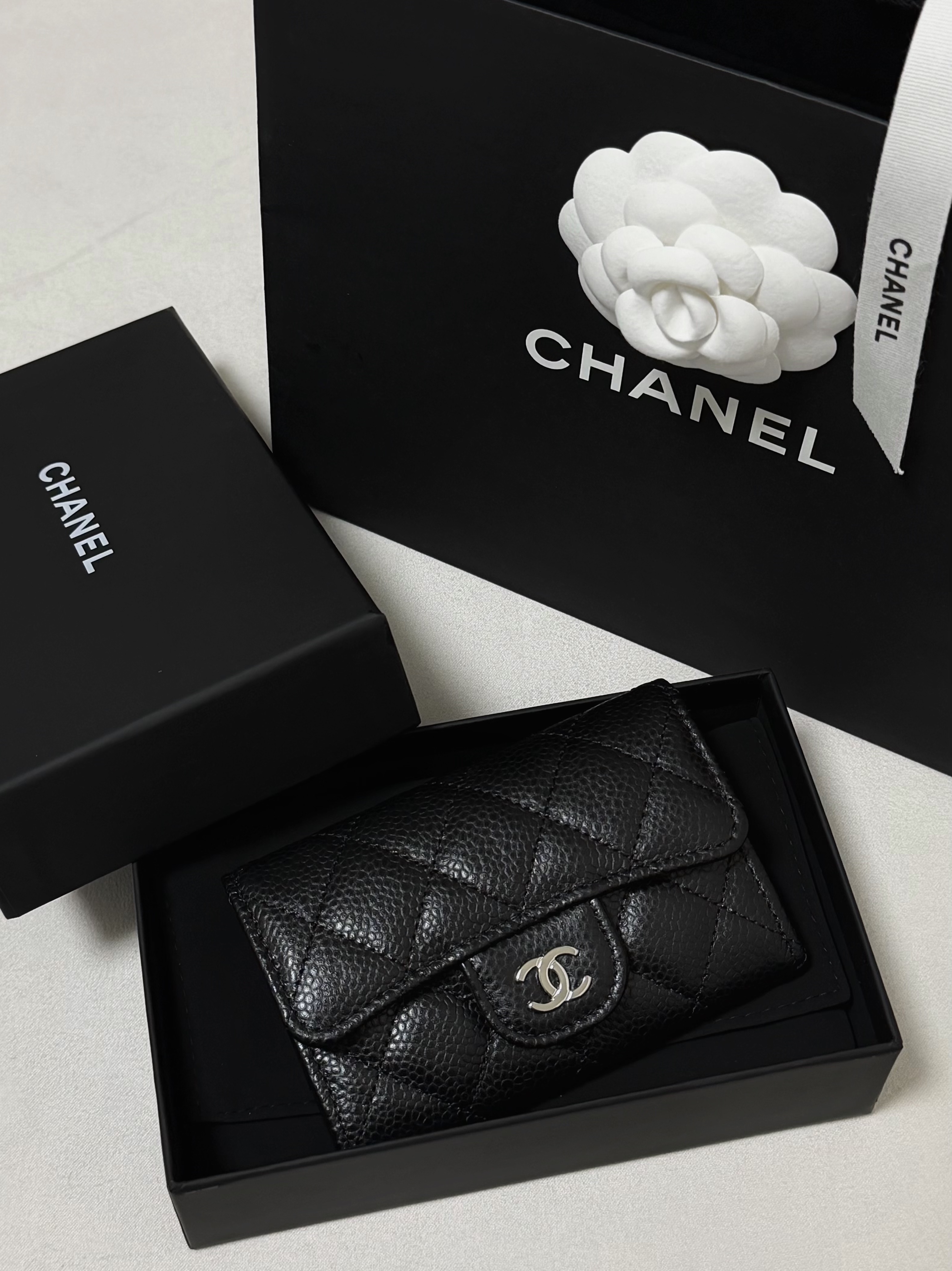 Chanel Classic Card Holder Grained Calfskin & Silver Black 착용 스타일