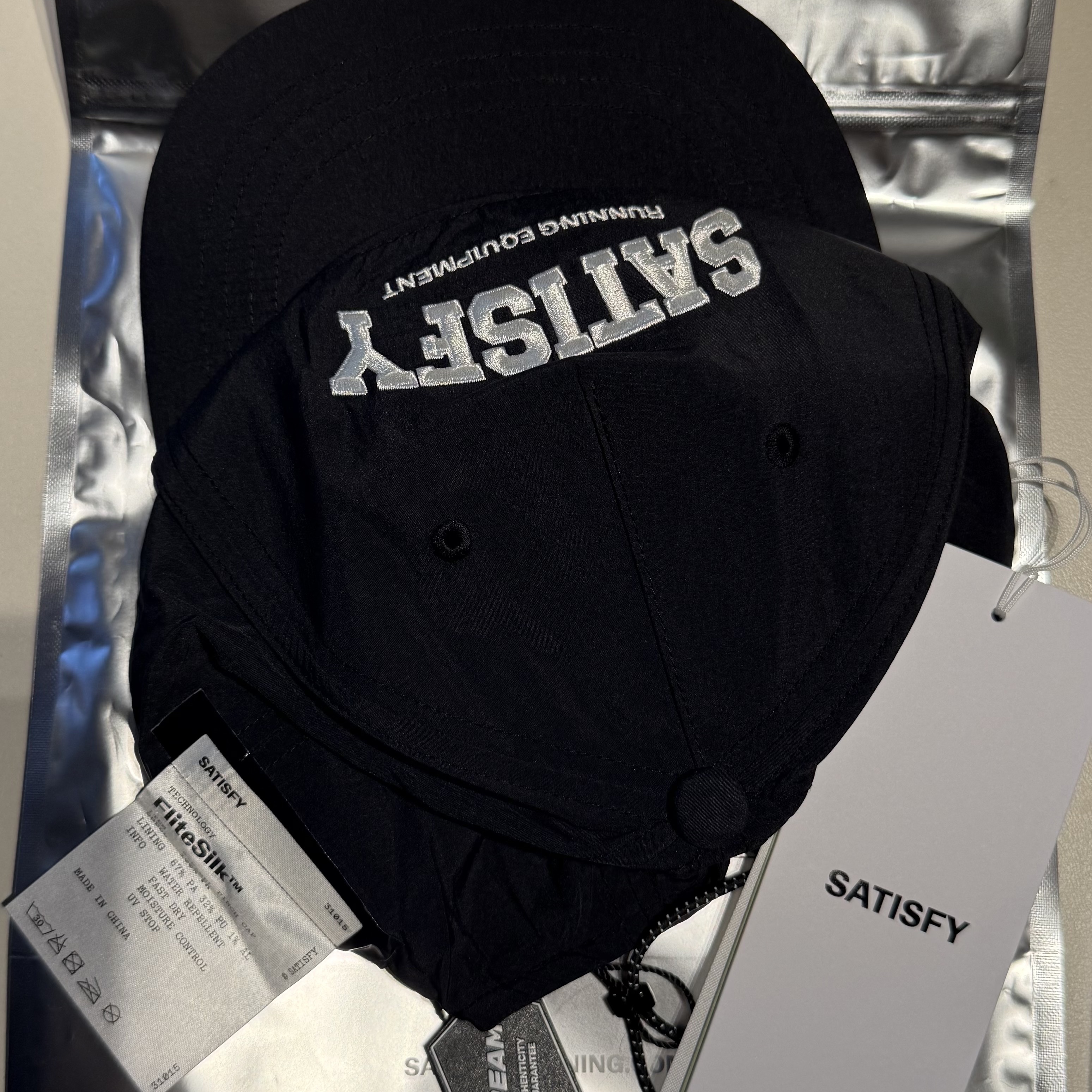 Satisfy Flitesilk 5-Panel Pinch Cap Black 착용 스타일 - 2
