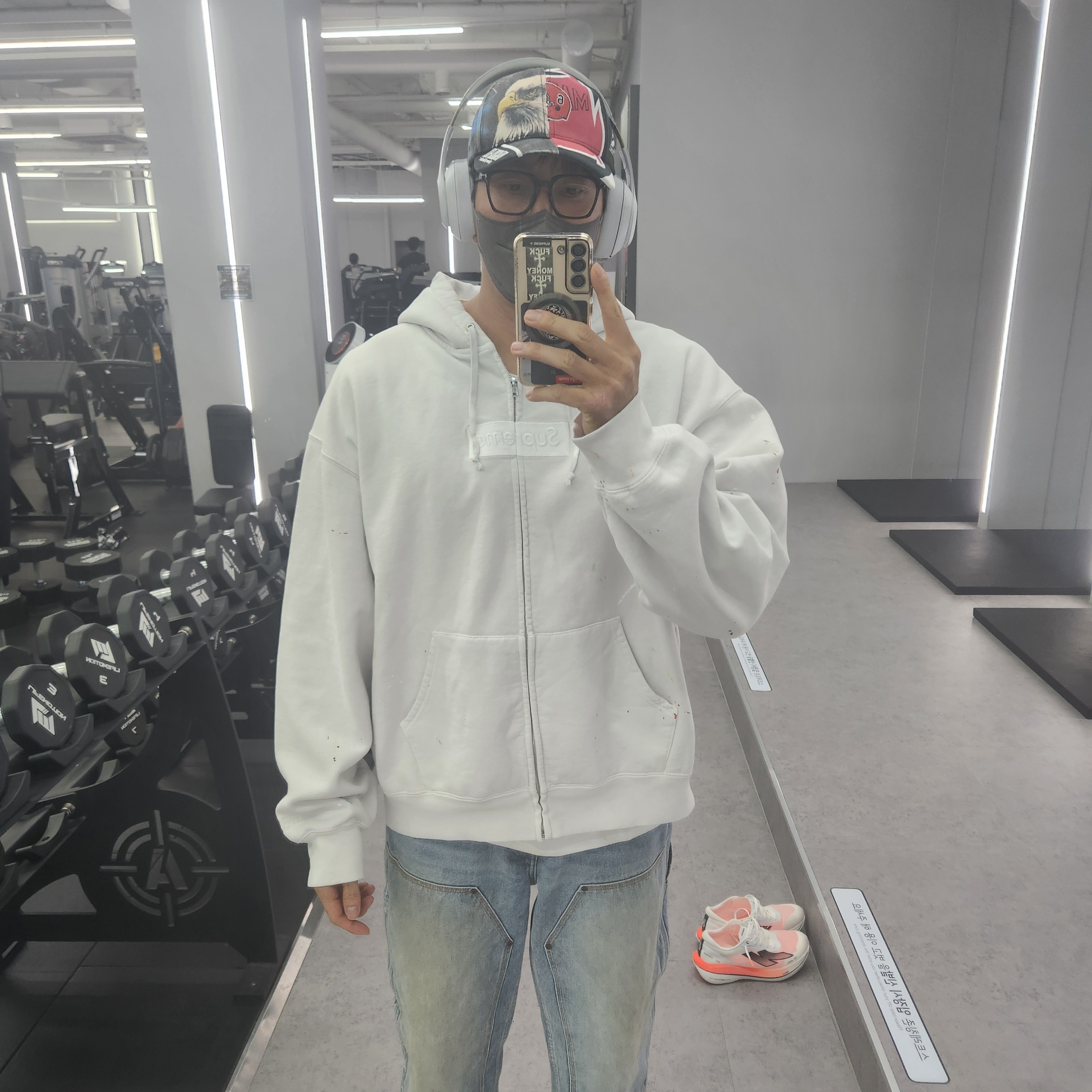 Supreme x MM6 Maison Margiela Box Logo Zip Up Hooded Sweatshirt White - 26SS, Supreme x MM6 Maison Margiela Split 6-Panel Black - 26SS 착용 스타일 - 1