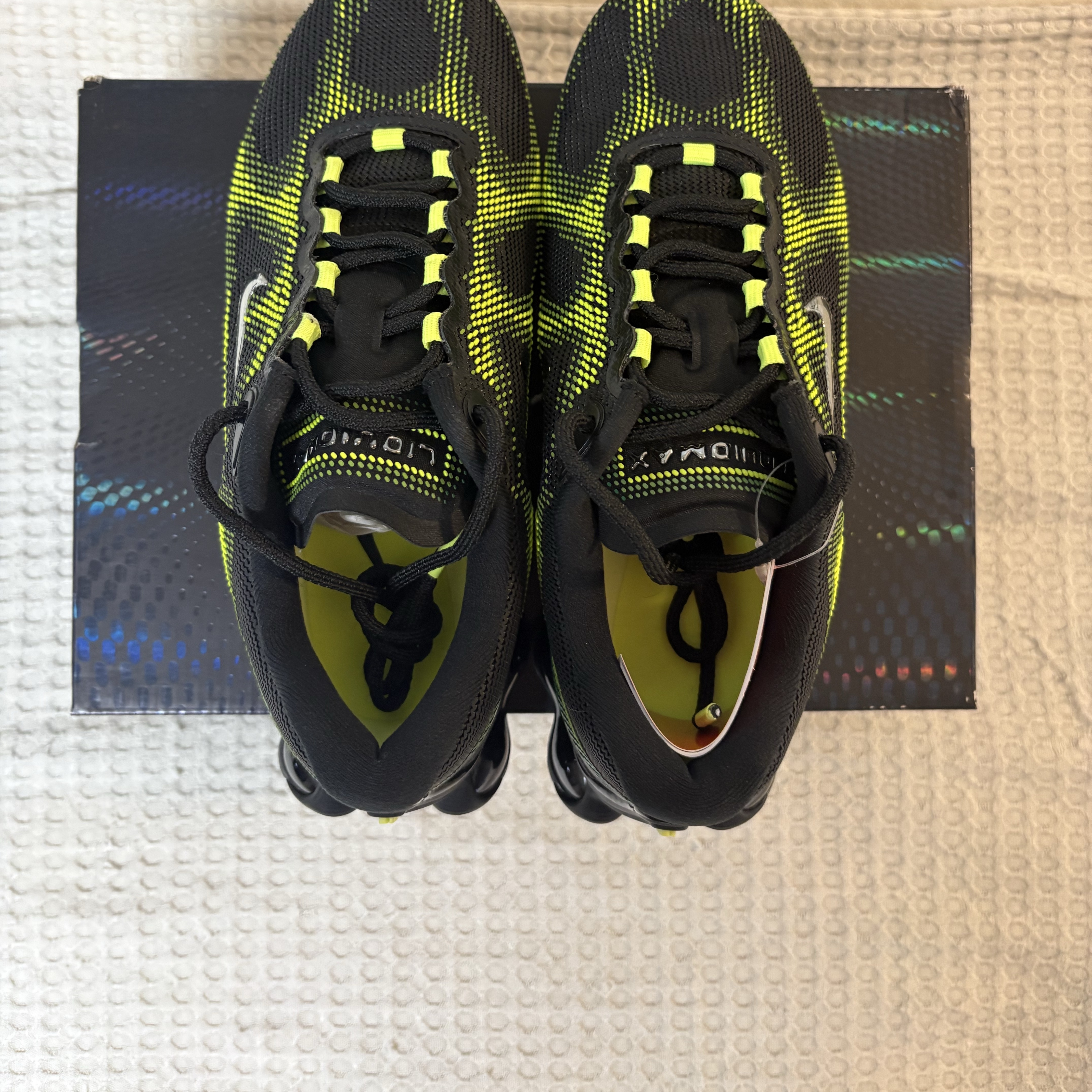 Nike Air Liquid Max Radiant Green and Green Apple 착용 스타일 - 5