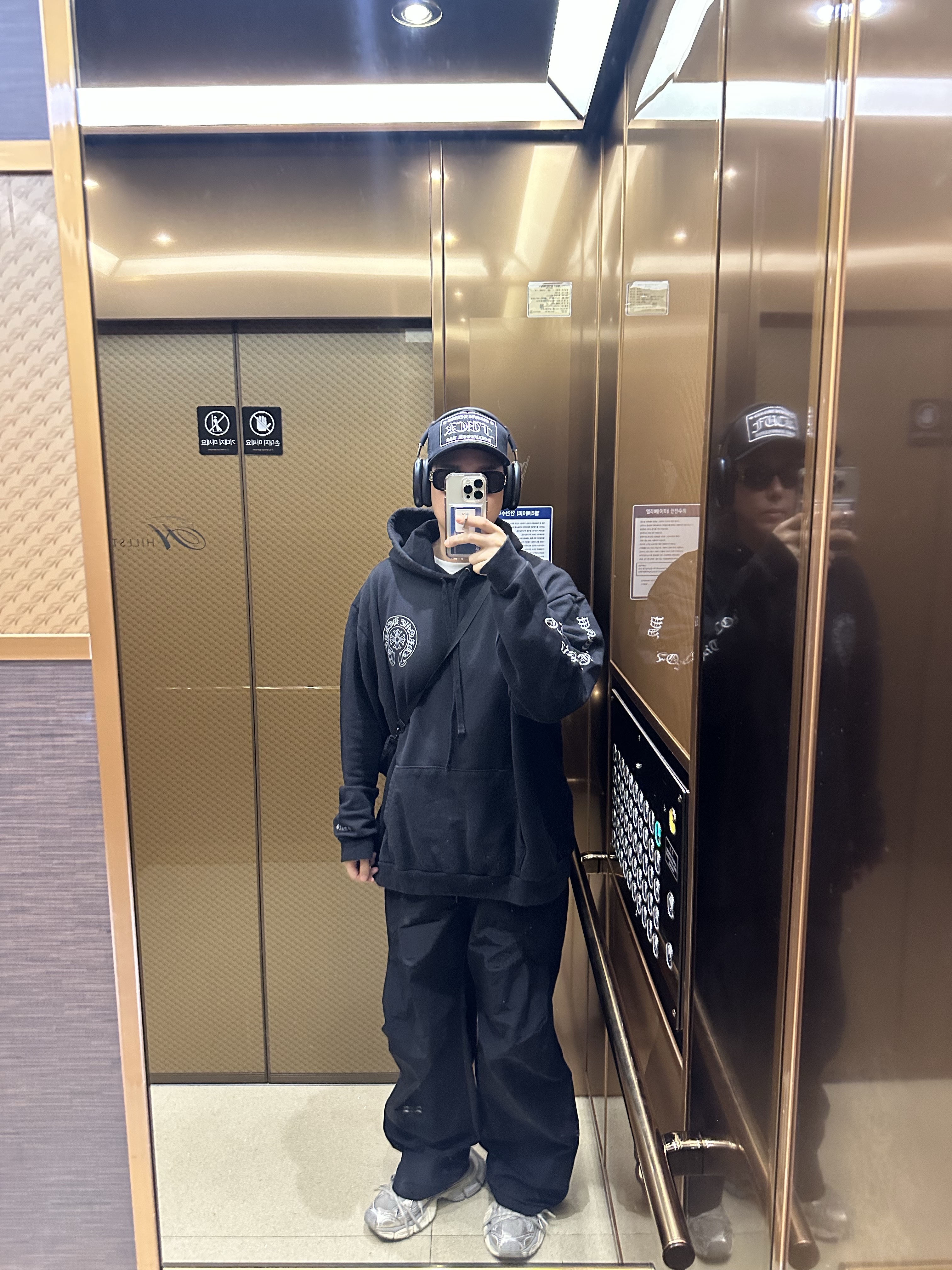 Chrome Hearts Fuck Hollywood Trucker Hat Black, Chrome Hearts Silver Glitter Hoodie Black 착용 스타일 - 1