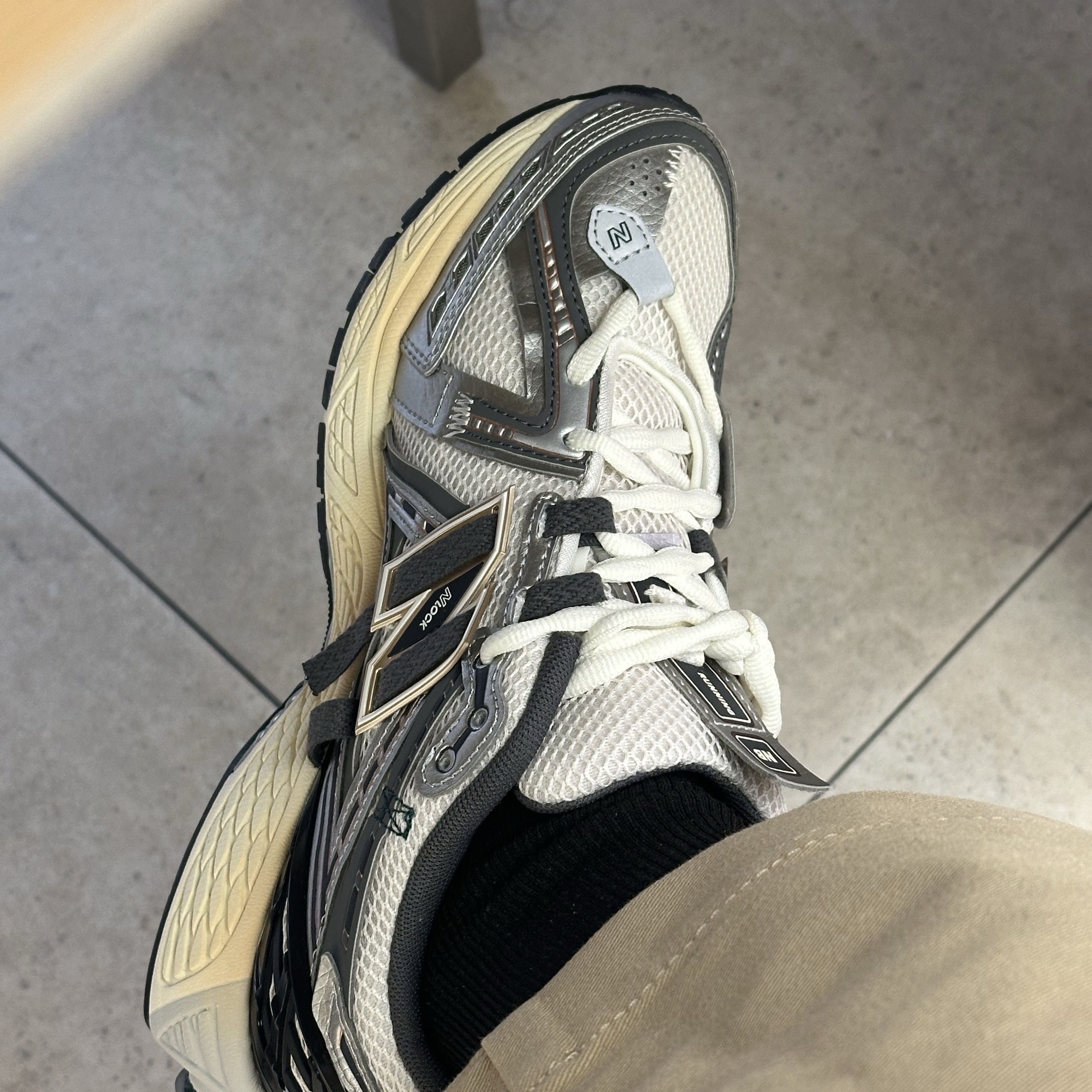 New Balance 1906A Silver Metallic Castlerock 착용 스타일